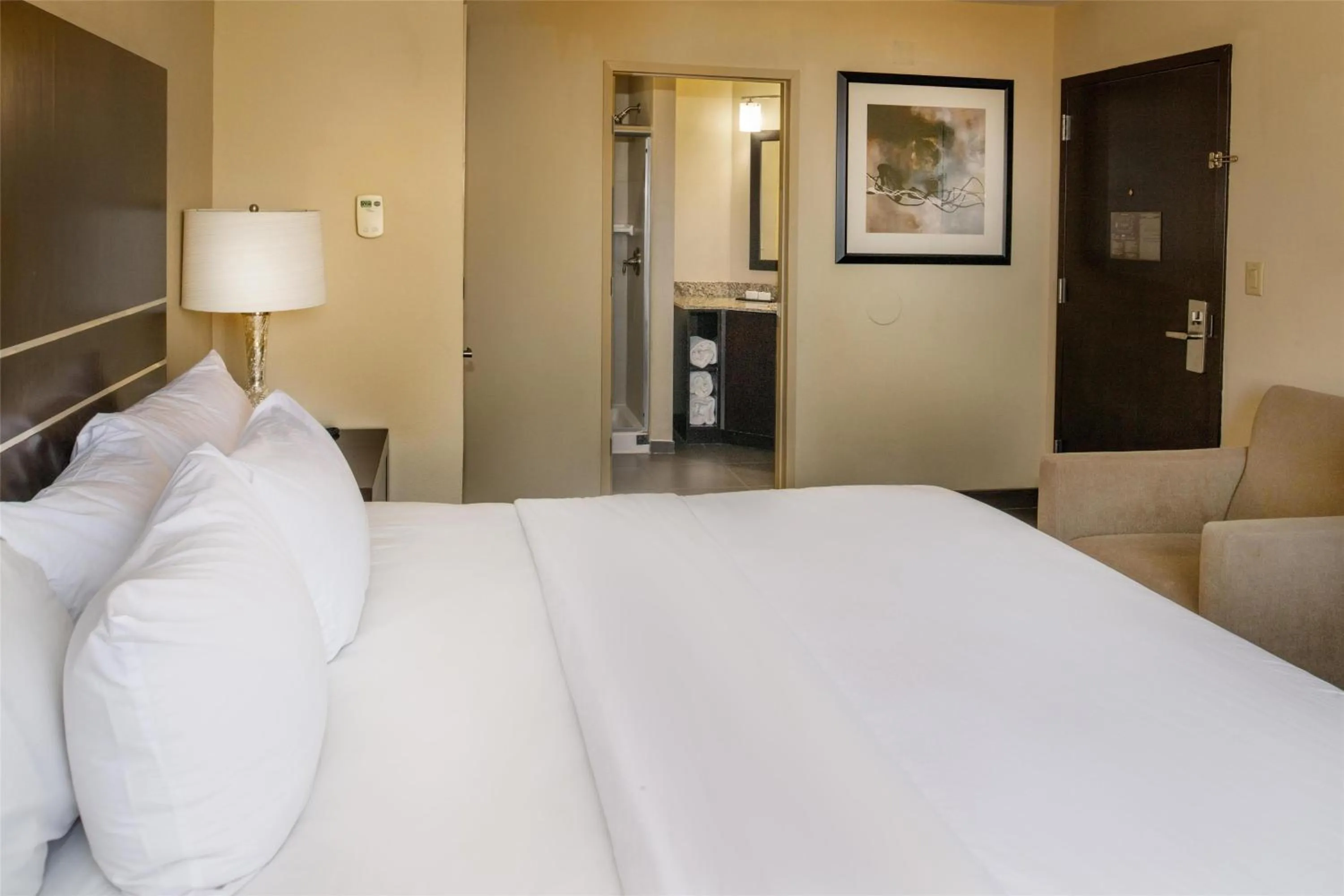 Bed in Embassy Suites by Hilton St Louis Airport