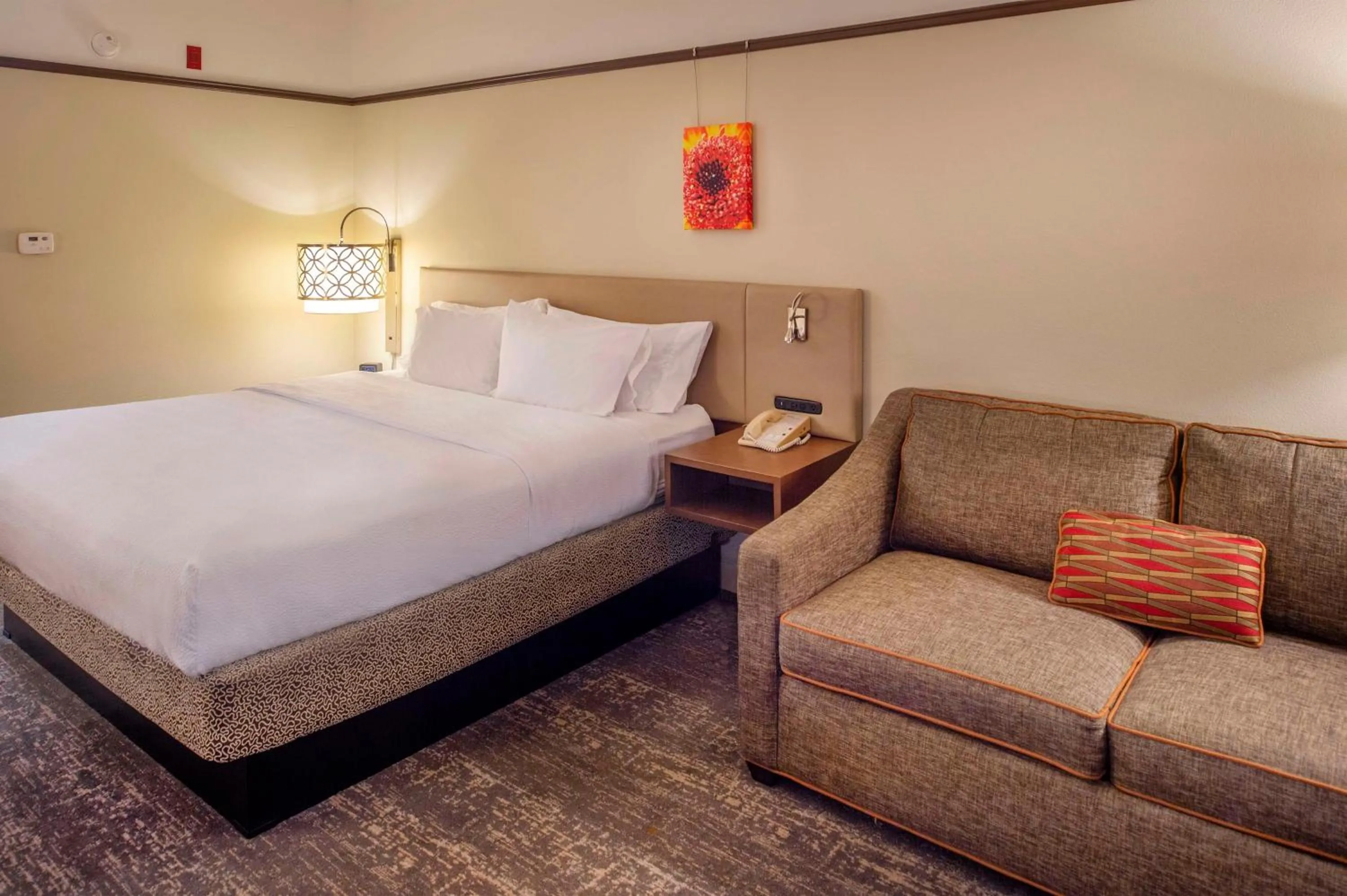 Living room, Bed in Hilton Garden Inn St. Louis/Chesterfield