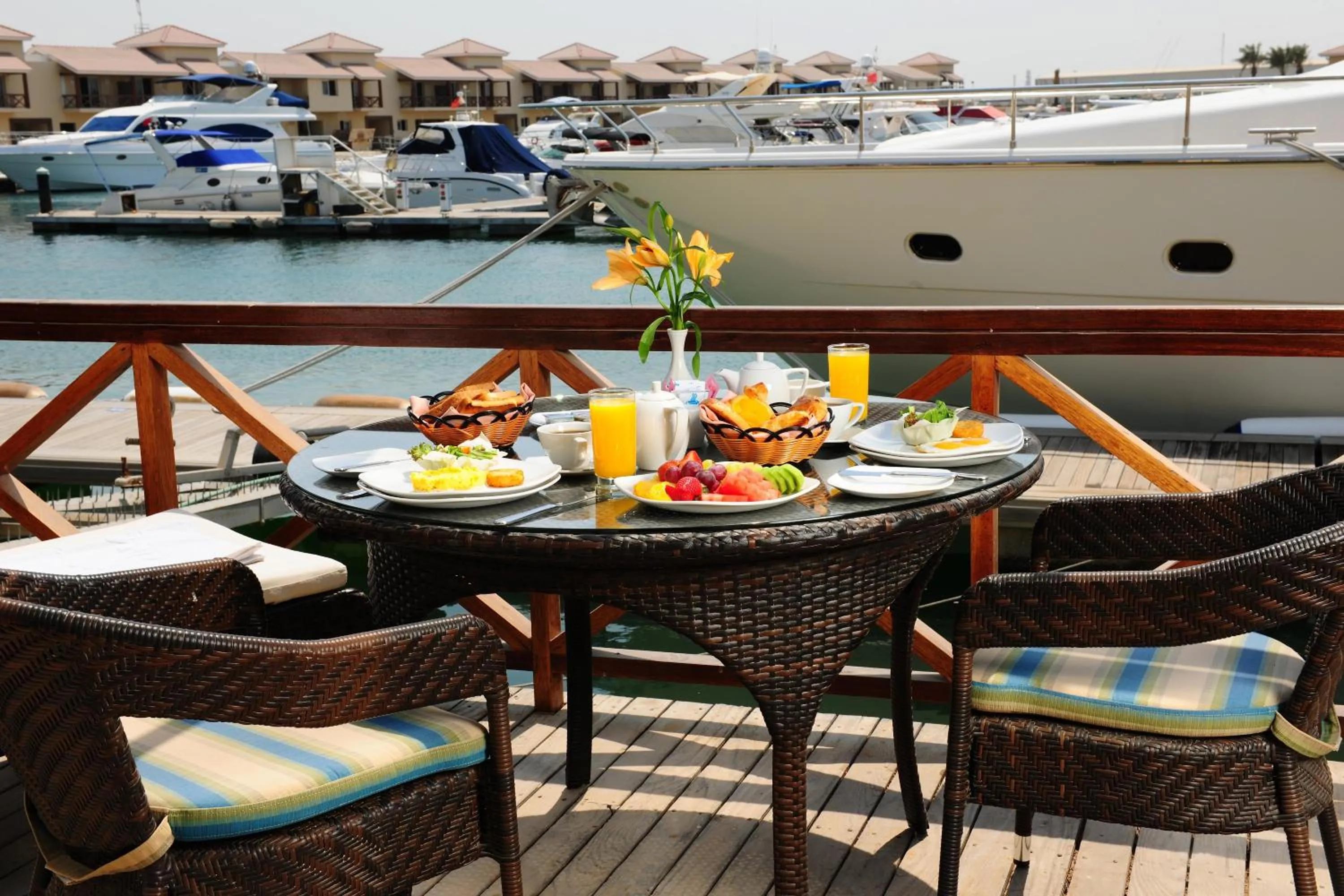 Restaurant/places to eat in AlBander Hotel & Resort