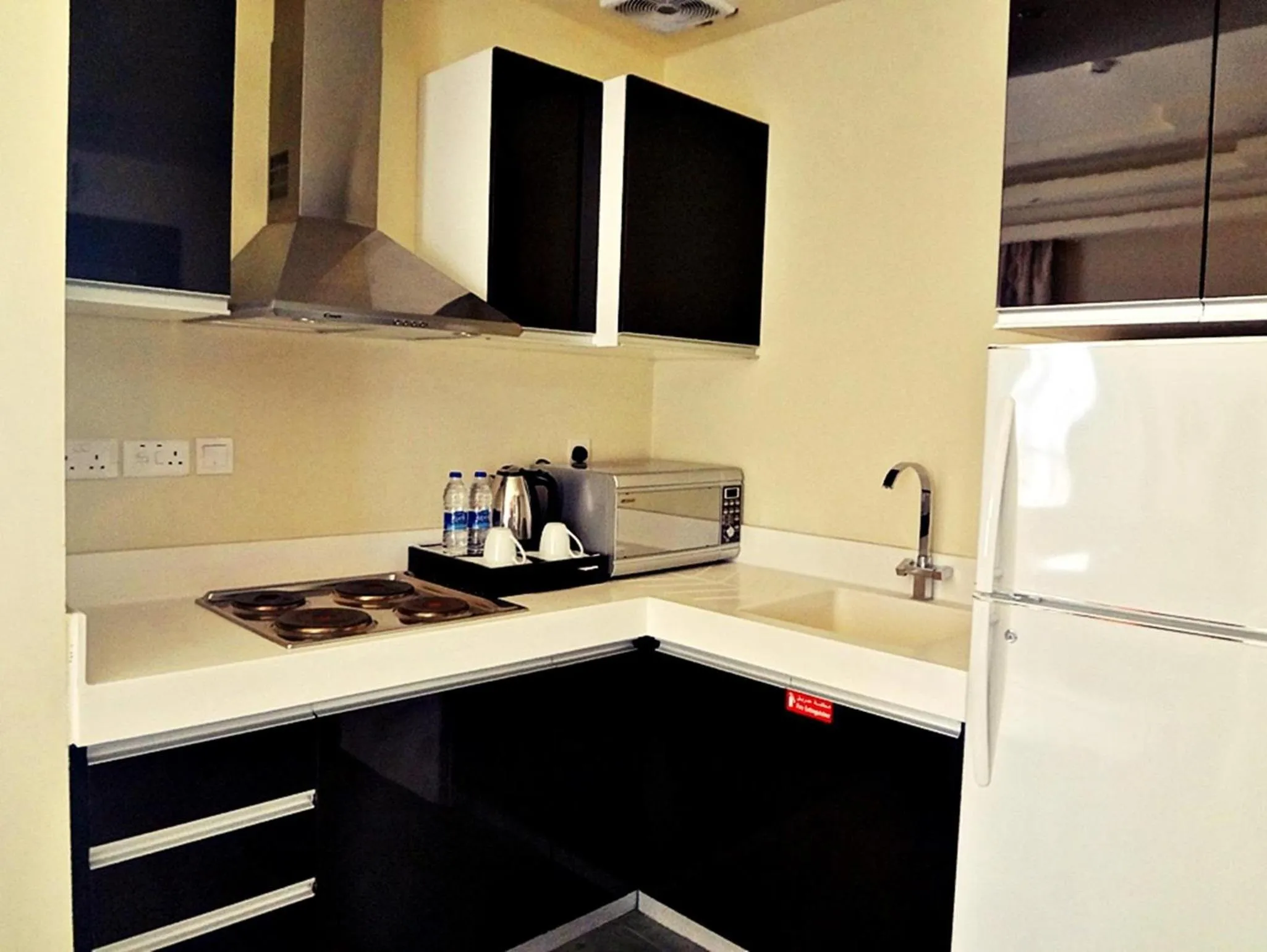 Kitchen or kitchenette in Al Raya Suites Hotel
