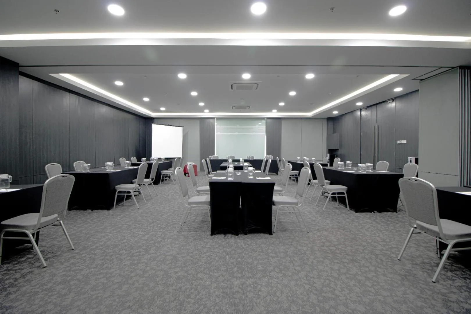 Meeting/conference room, Restaurant/Places to Eat in favehotel Subang