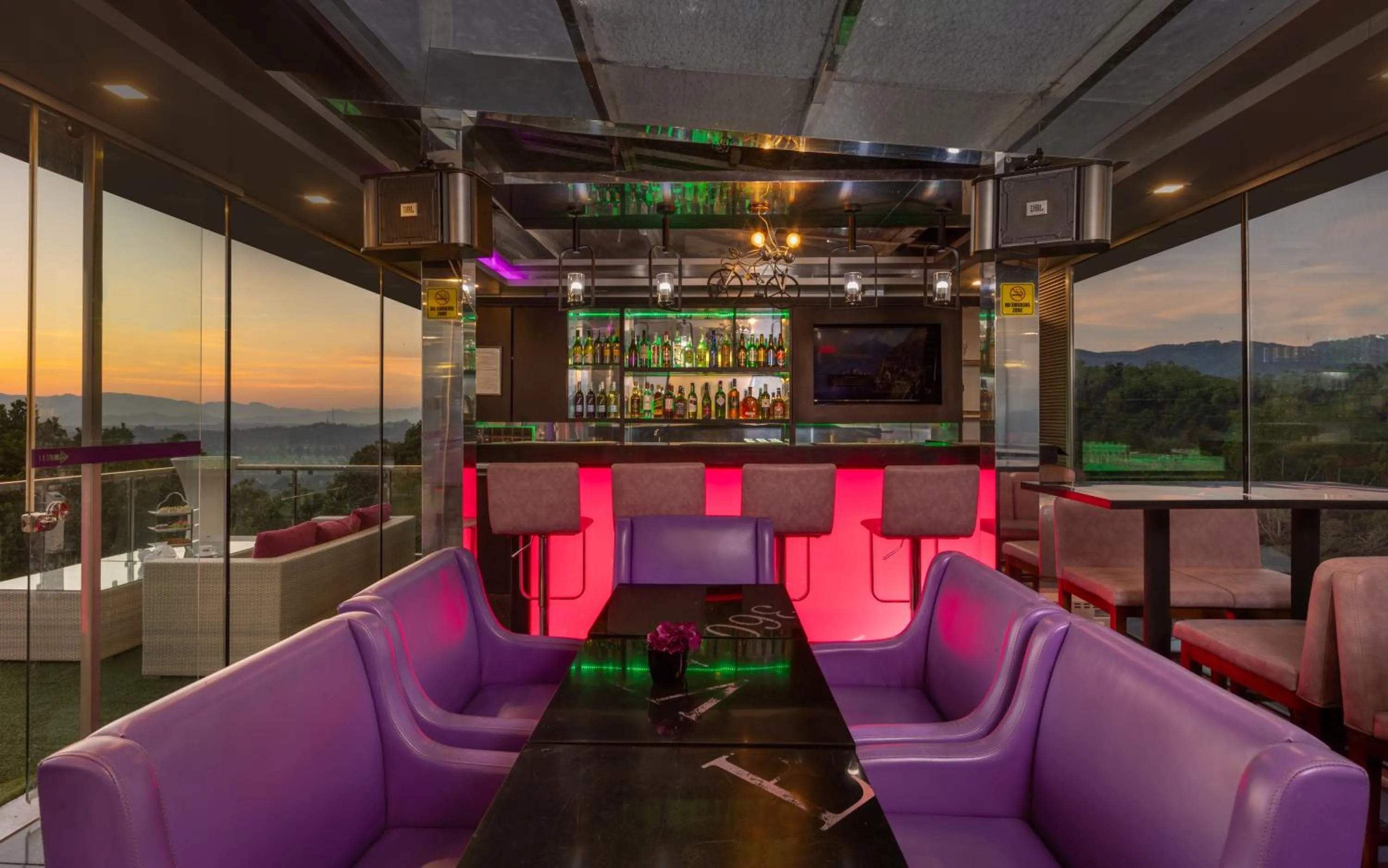 Lounge or bar in View360