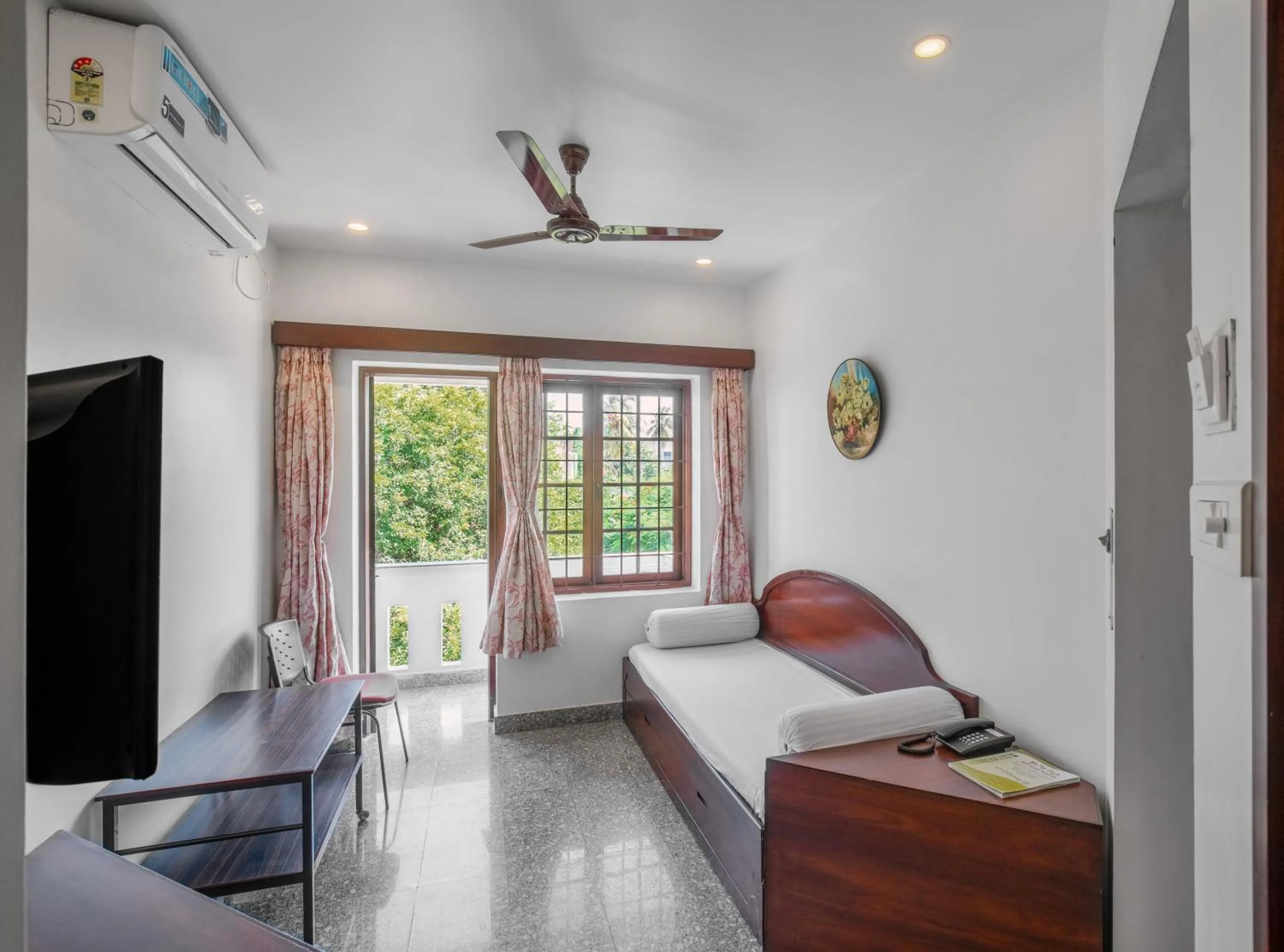 Living room, Bed in Pondicherry Executive Inn