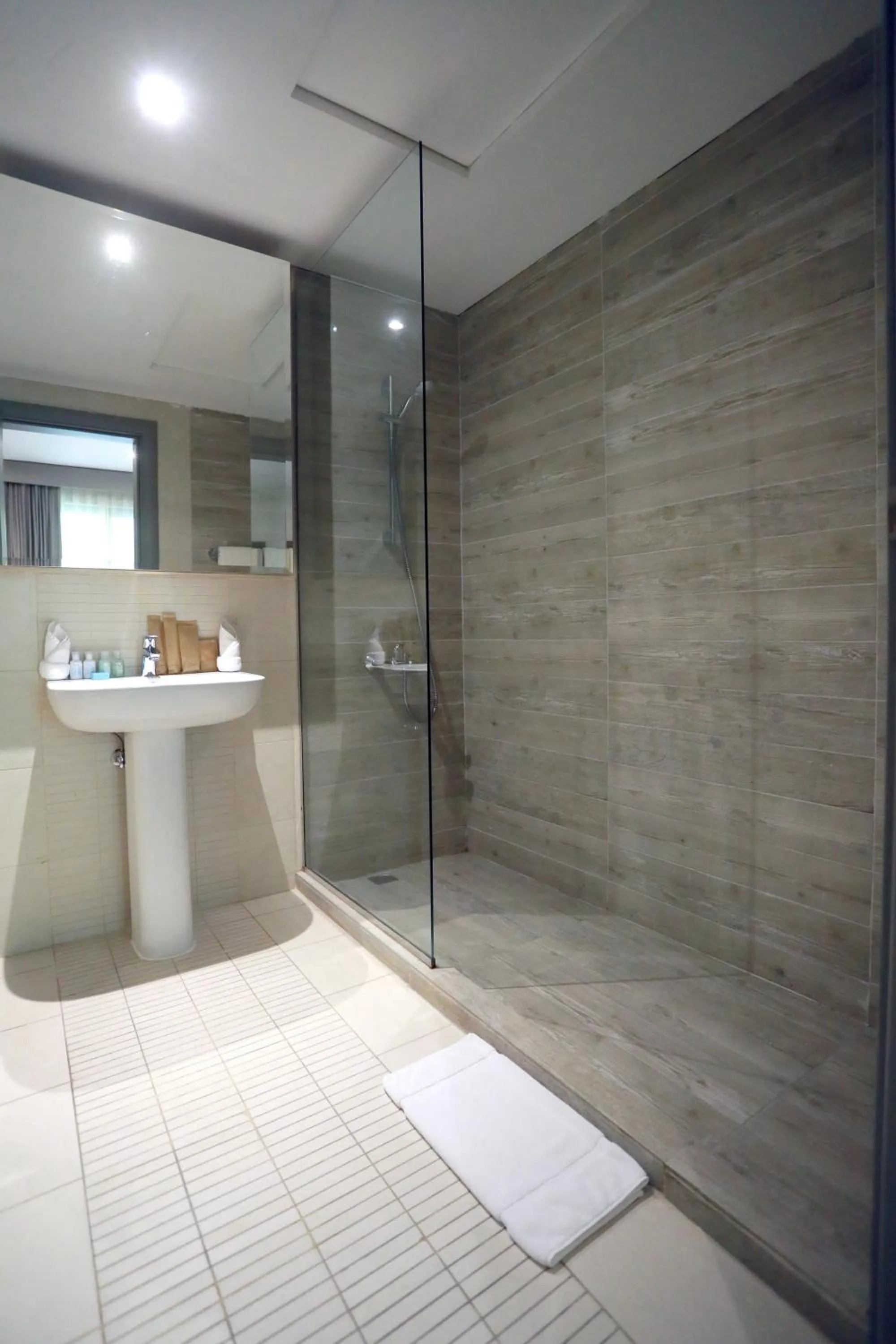 Shower in Dragon Beach Hotel