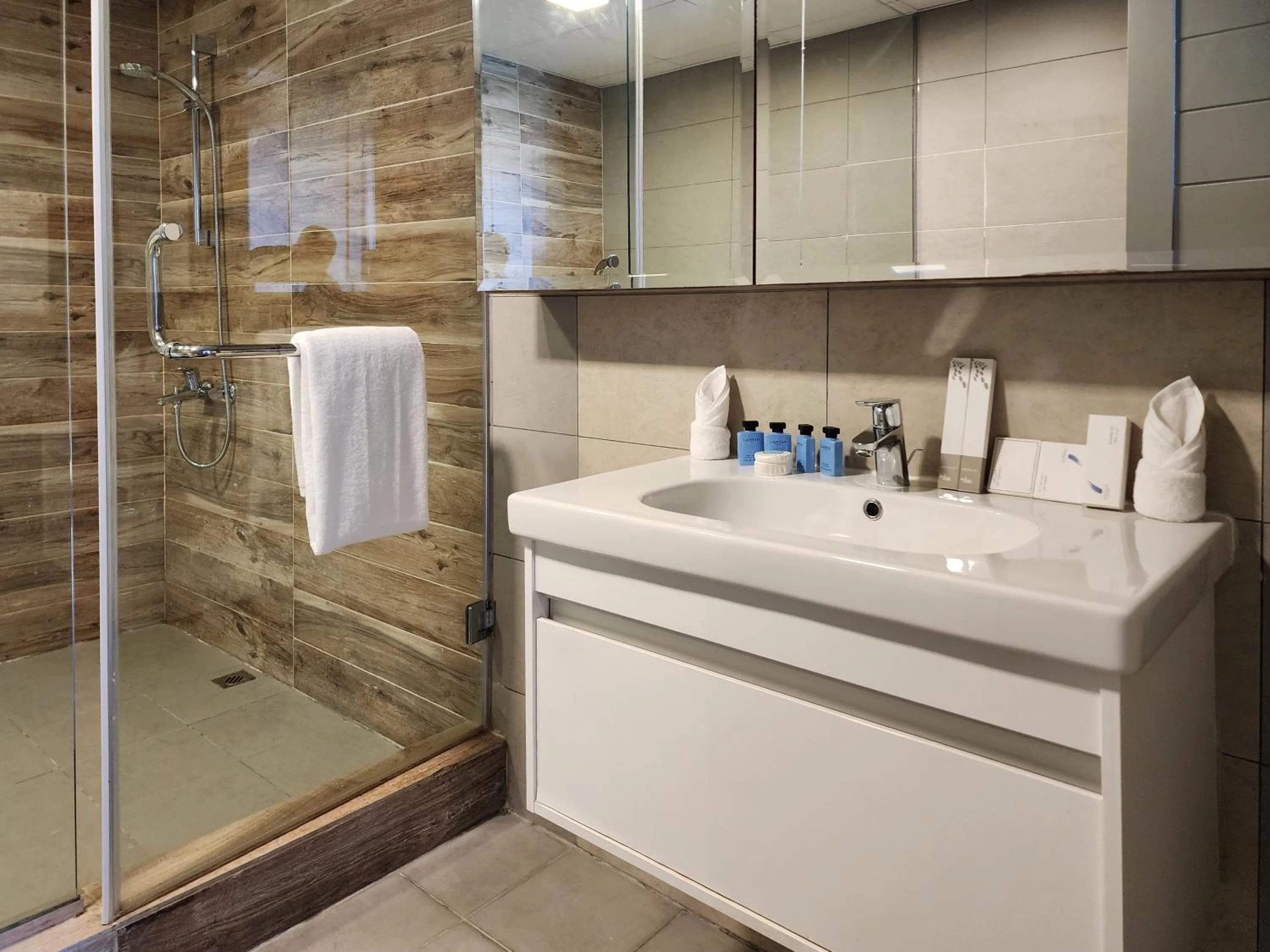 Shower in Dragon Beach Hotel