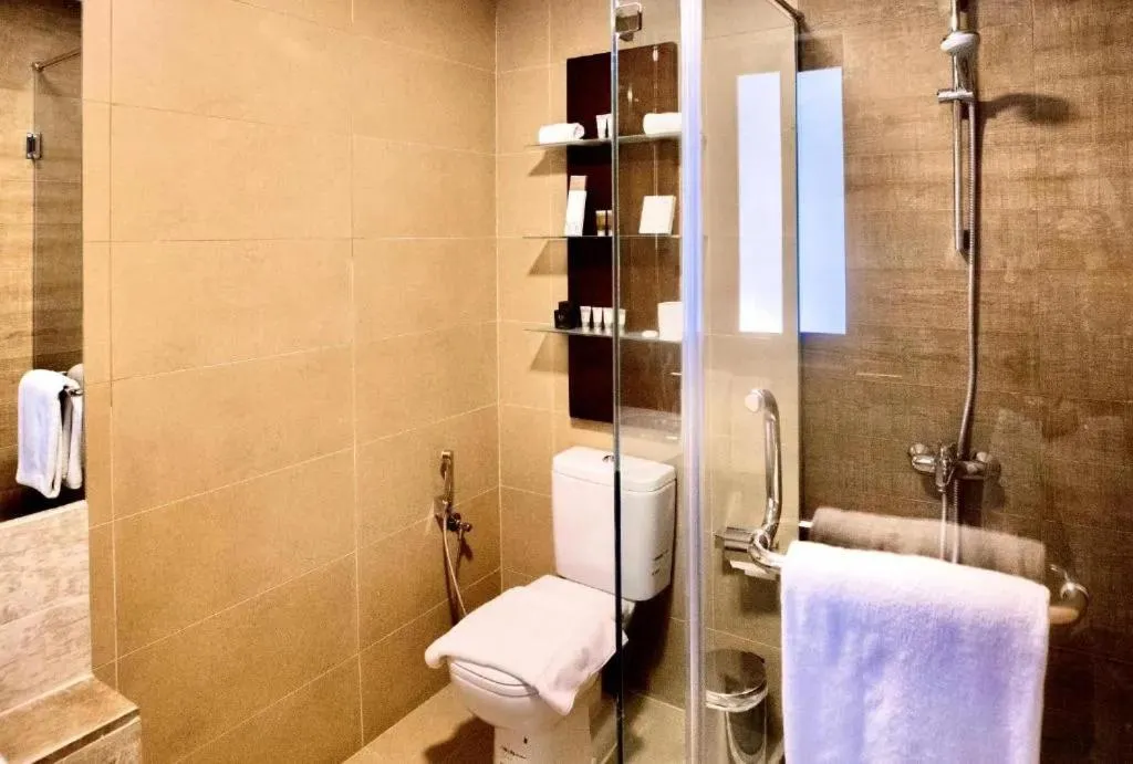 Shower in Dragon Beach Hotel