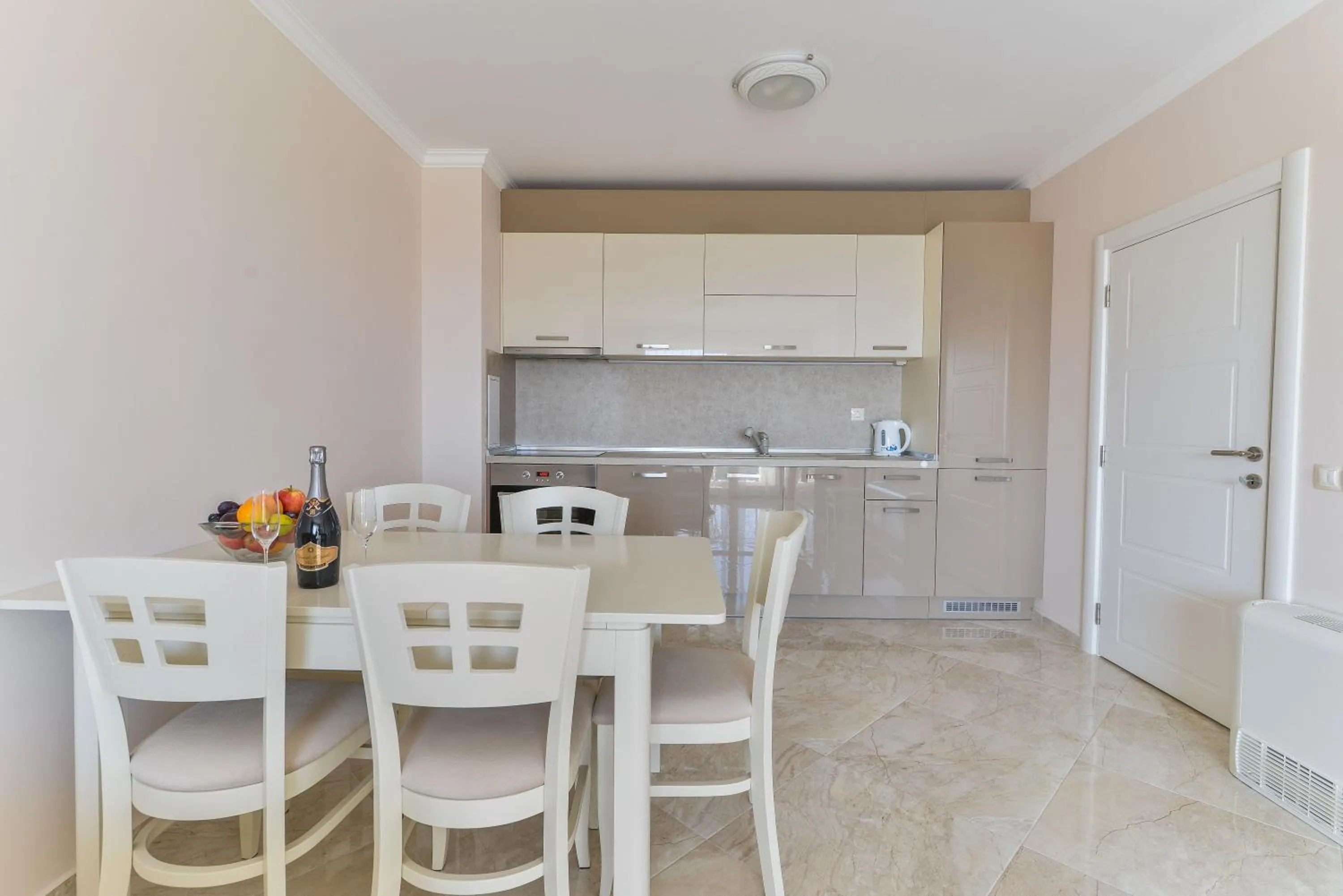 Kitchen or kitchenette in VILLA FLORENCE Boutique Apart Hotel