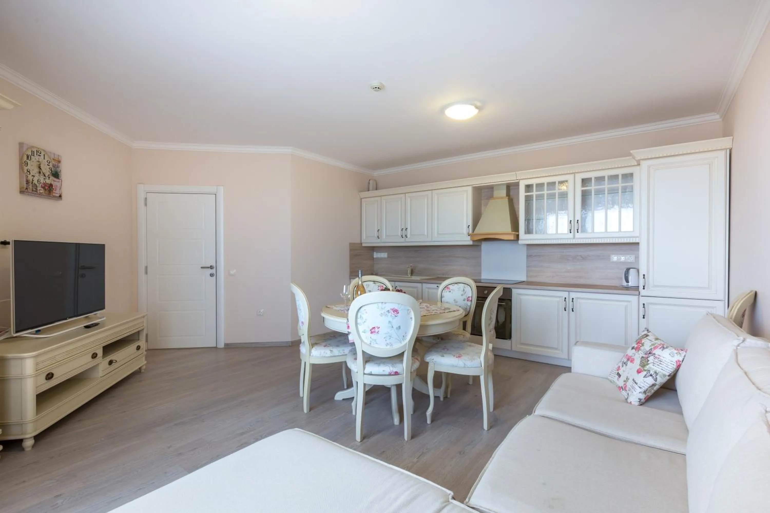 TV and multimedia in VILLA FLORENCE Boutique Apart Hotel