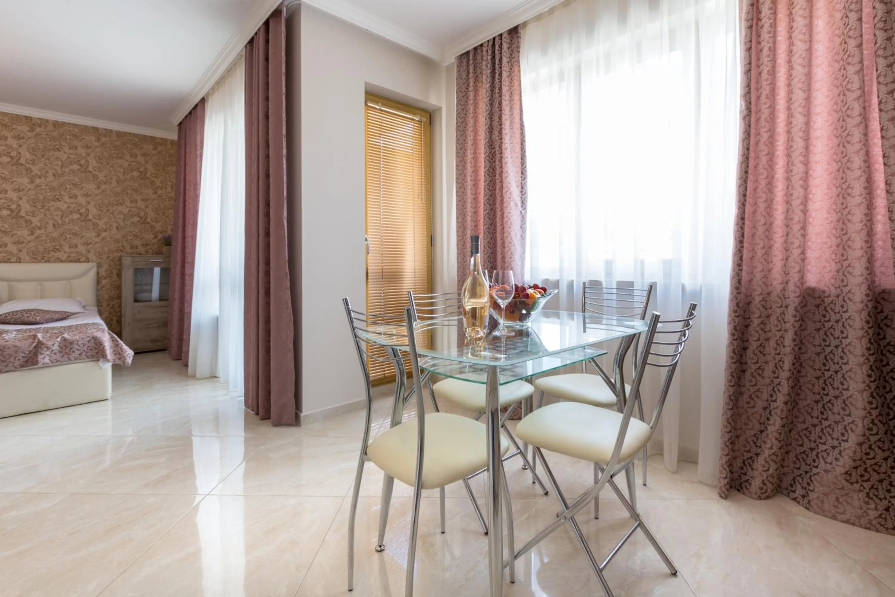 Dining area, Bed in VILLA FLORENCE Boutique Apart Hotel