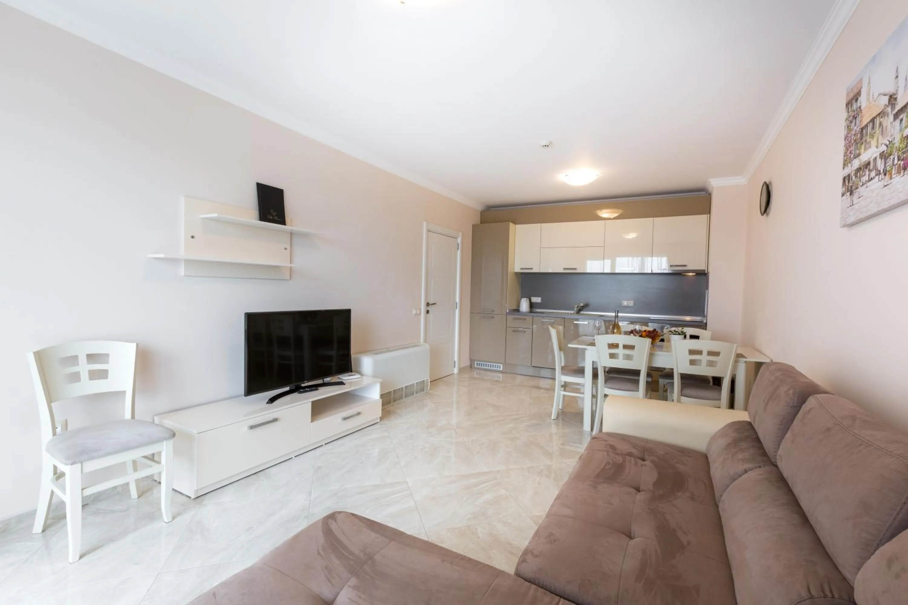 TV and multimedia in VILLA FLORENCE Boutique Apart Hotel