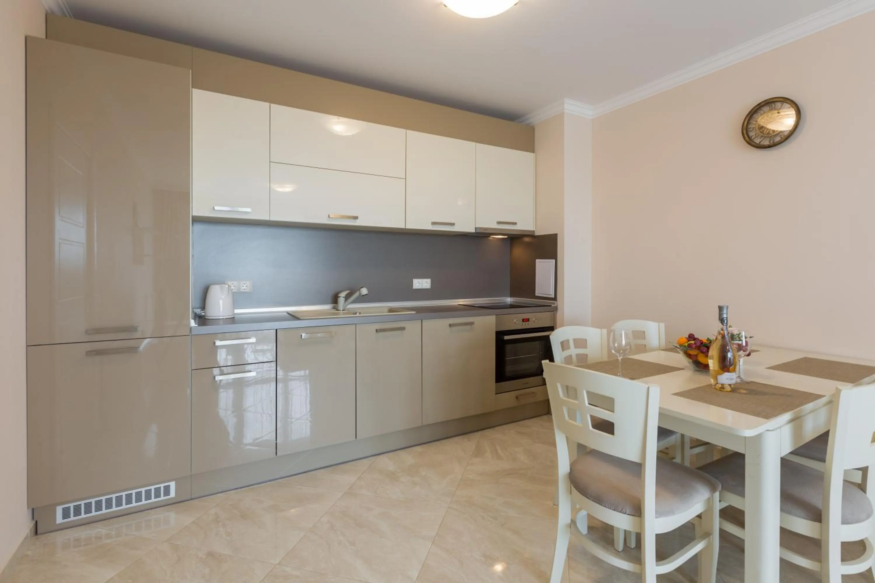Kitchen or kitchenette in VILLA FLORENCE Boutique Apart Hotel