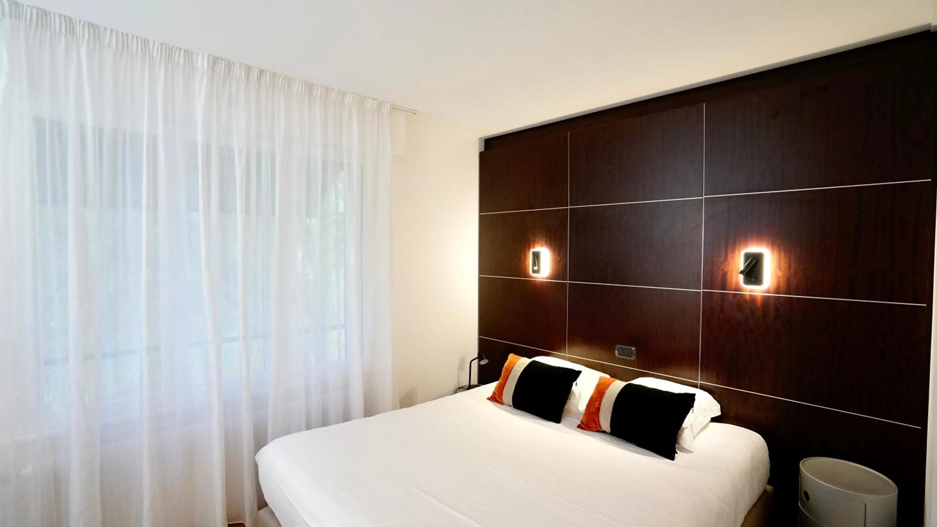 Bed in Logis Hôtel Relais de Vincey