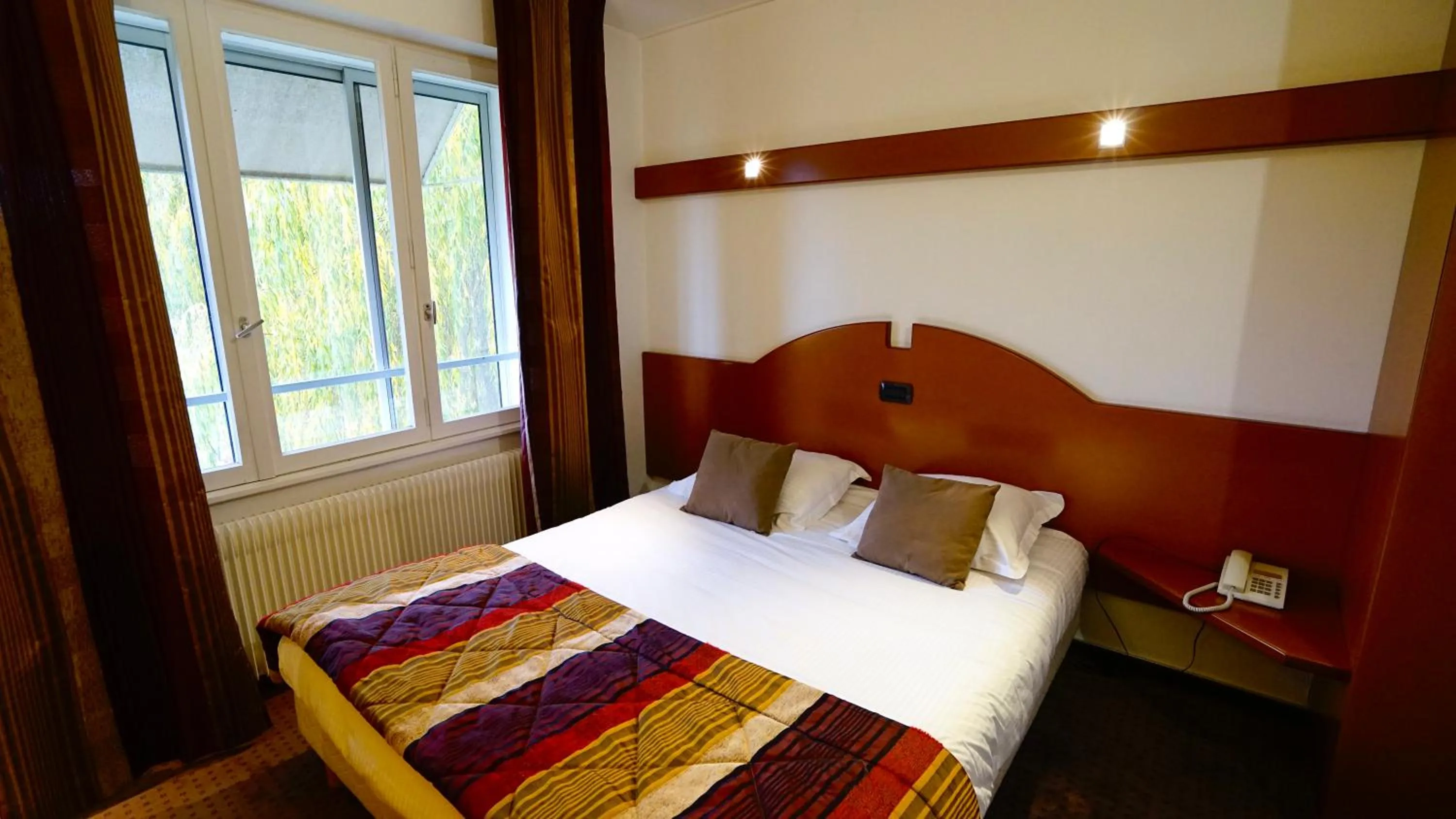 Bed in Logis Hôtel Relais de Vincey