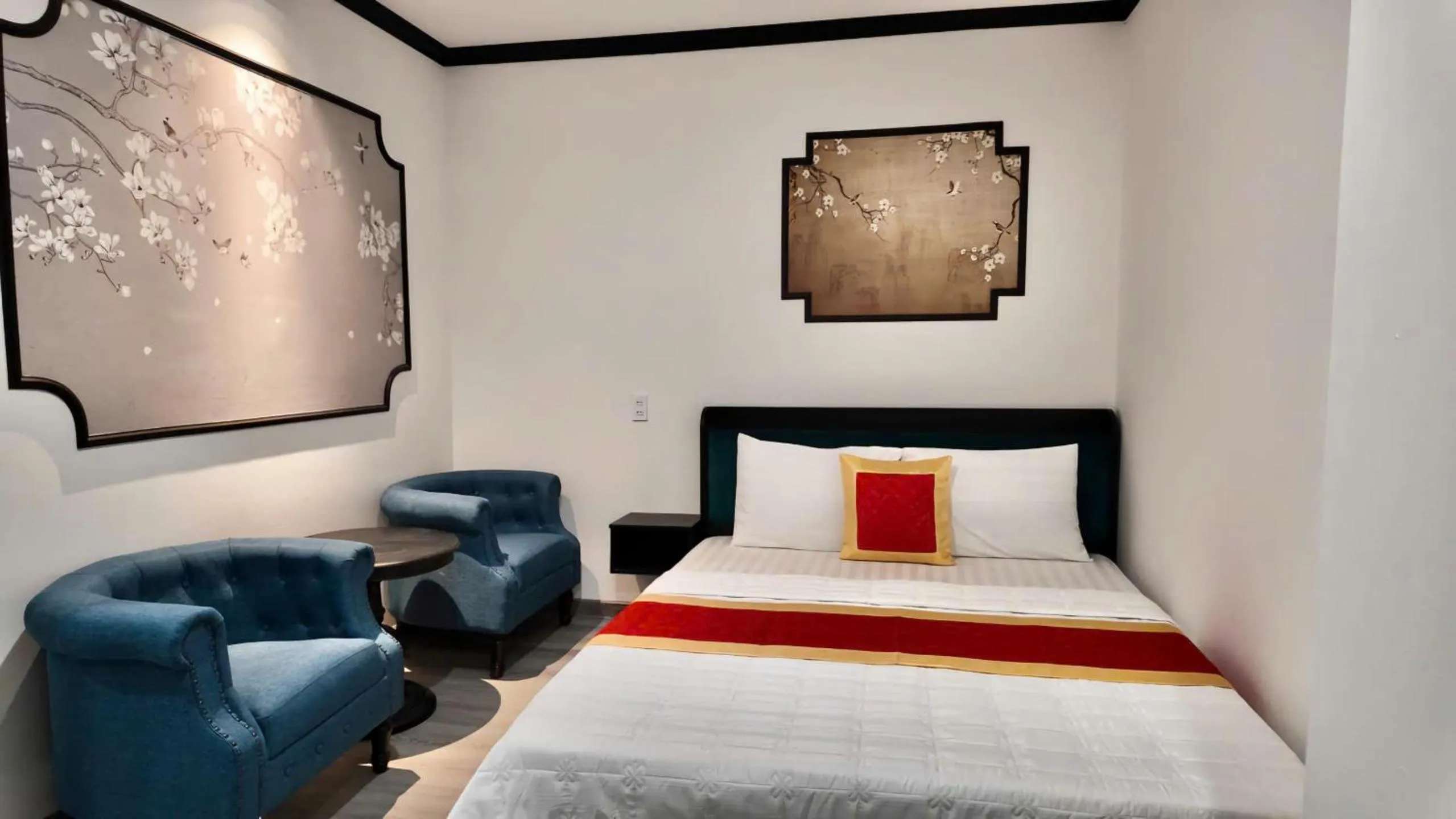 Bed in Phu Gia Hotel 193 Nguyen Thai Hoc