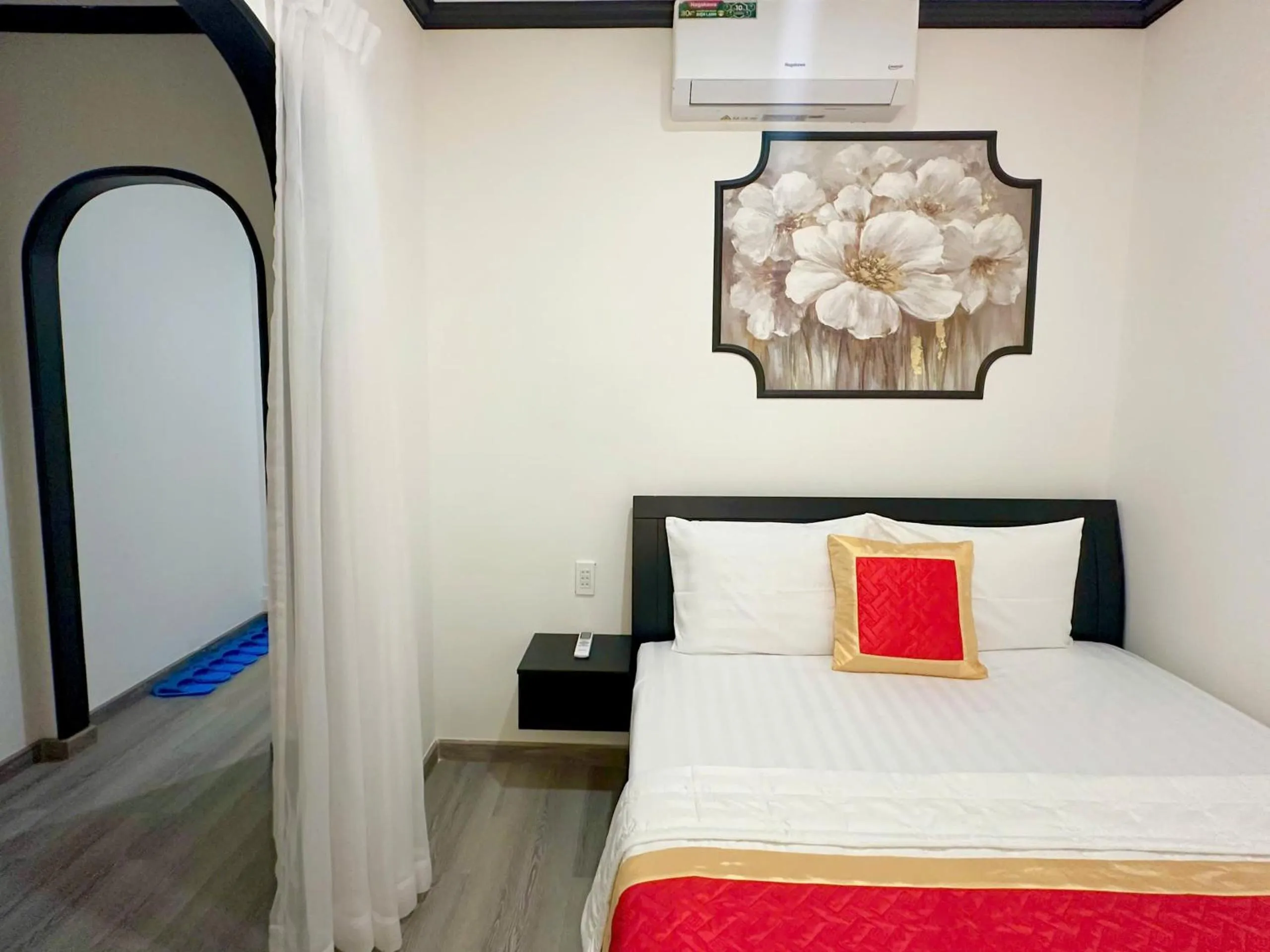 Bed in Phu Gia Hotel 193 Nguyen Thai Hoc