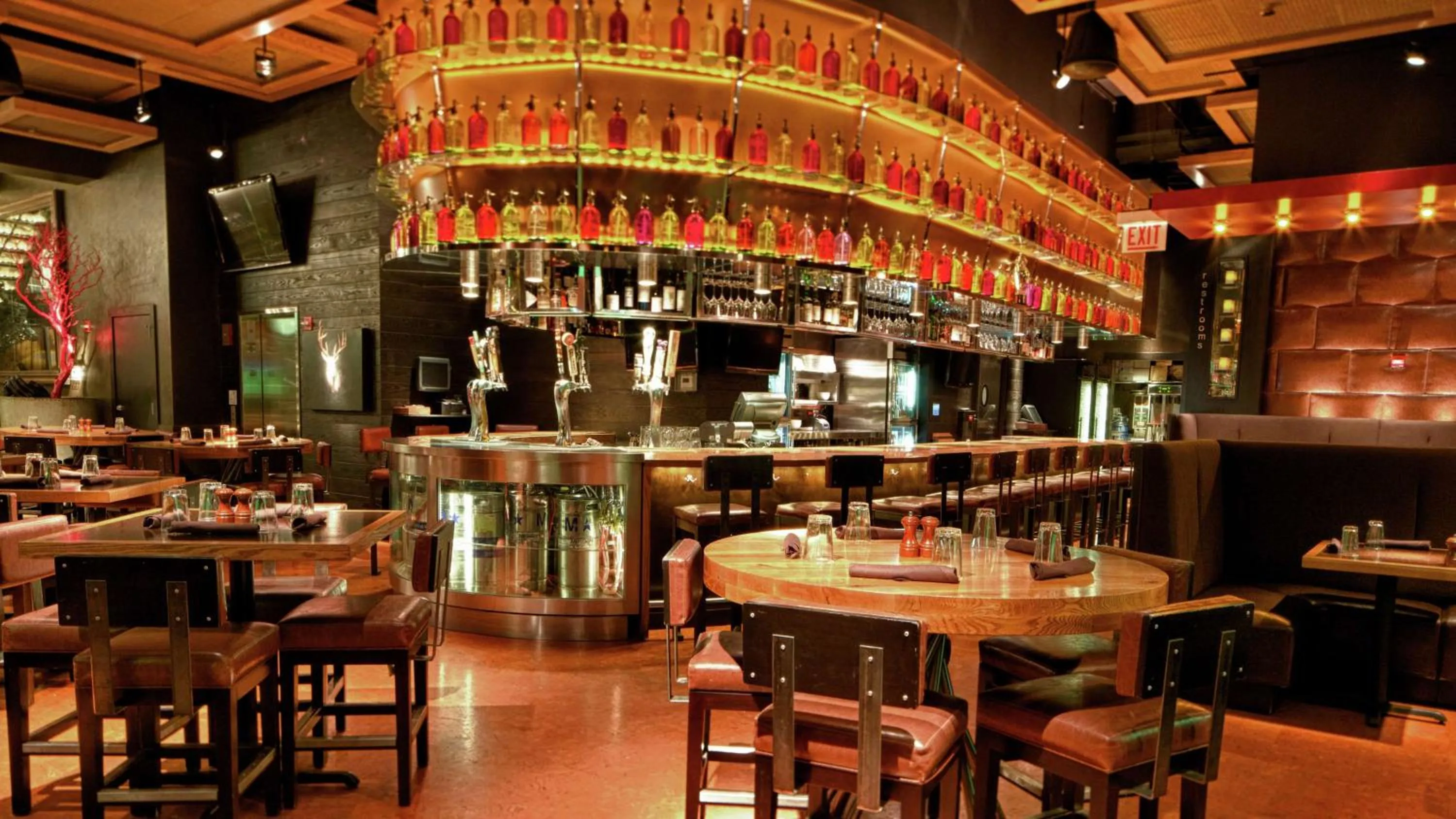 Lounge or bar in theWit Chicago, a Hilton Hotel