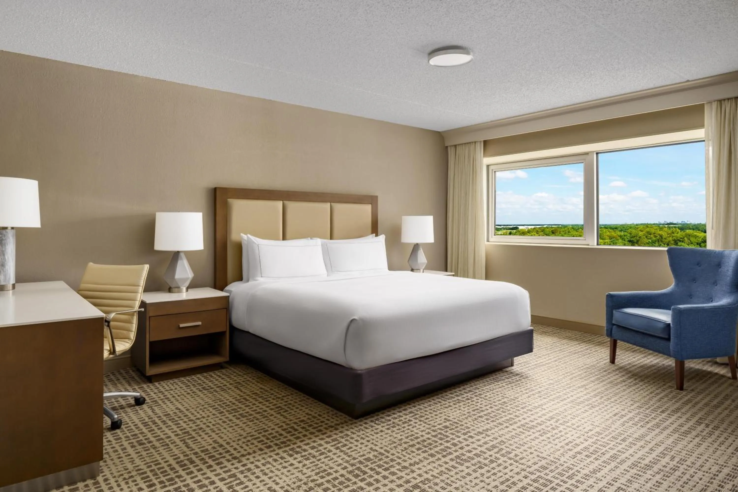 Bed in DoubleTree by Hilton Orlando Airport Hotel