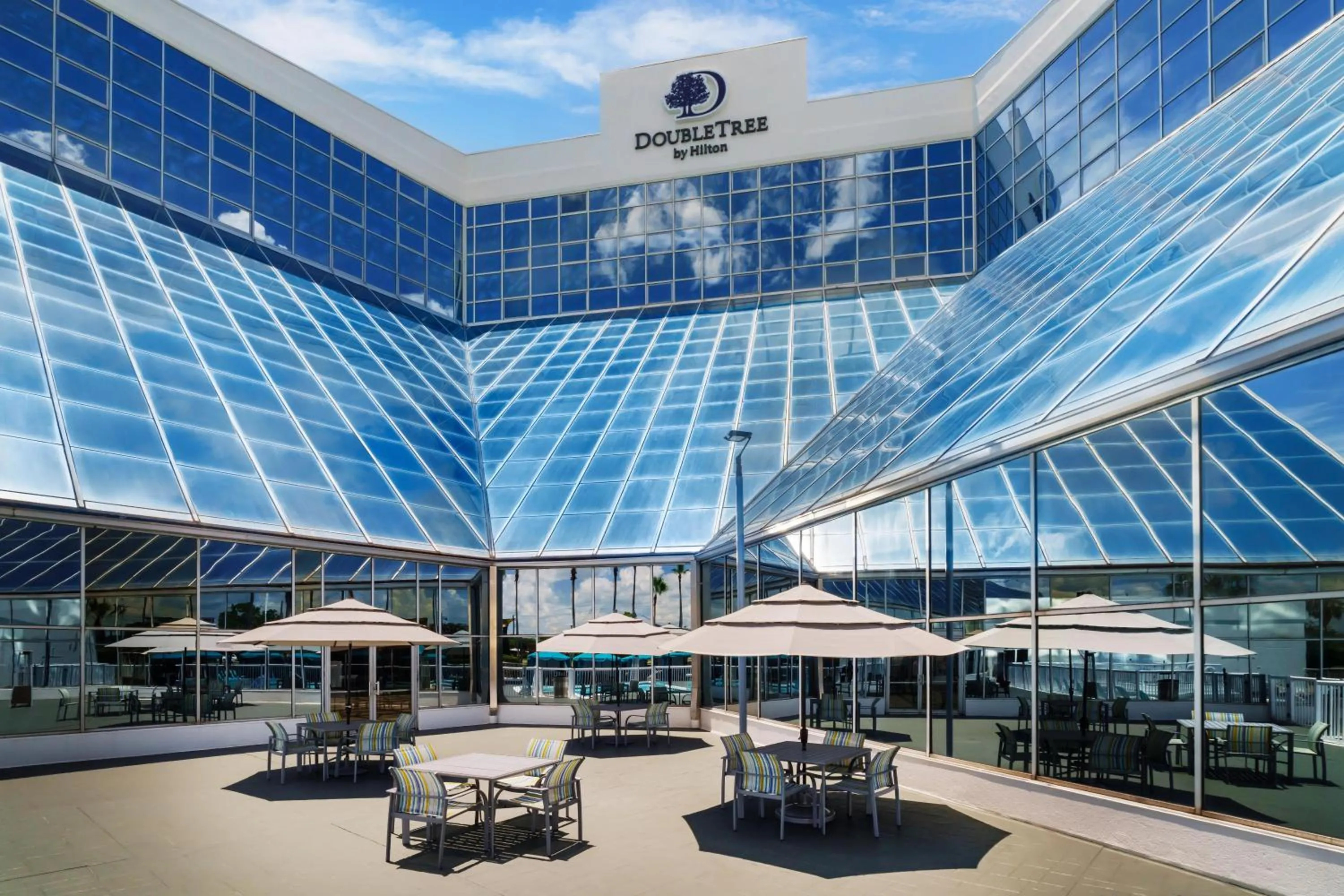 Patio in DoubleTree by Hilton Orlando Airport Hotel