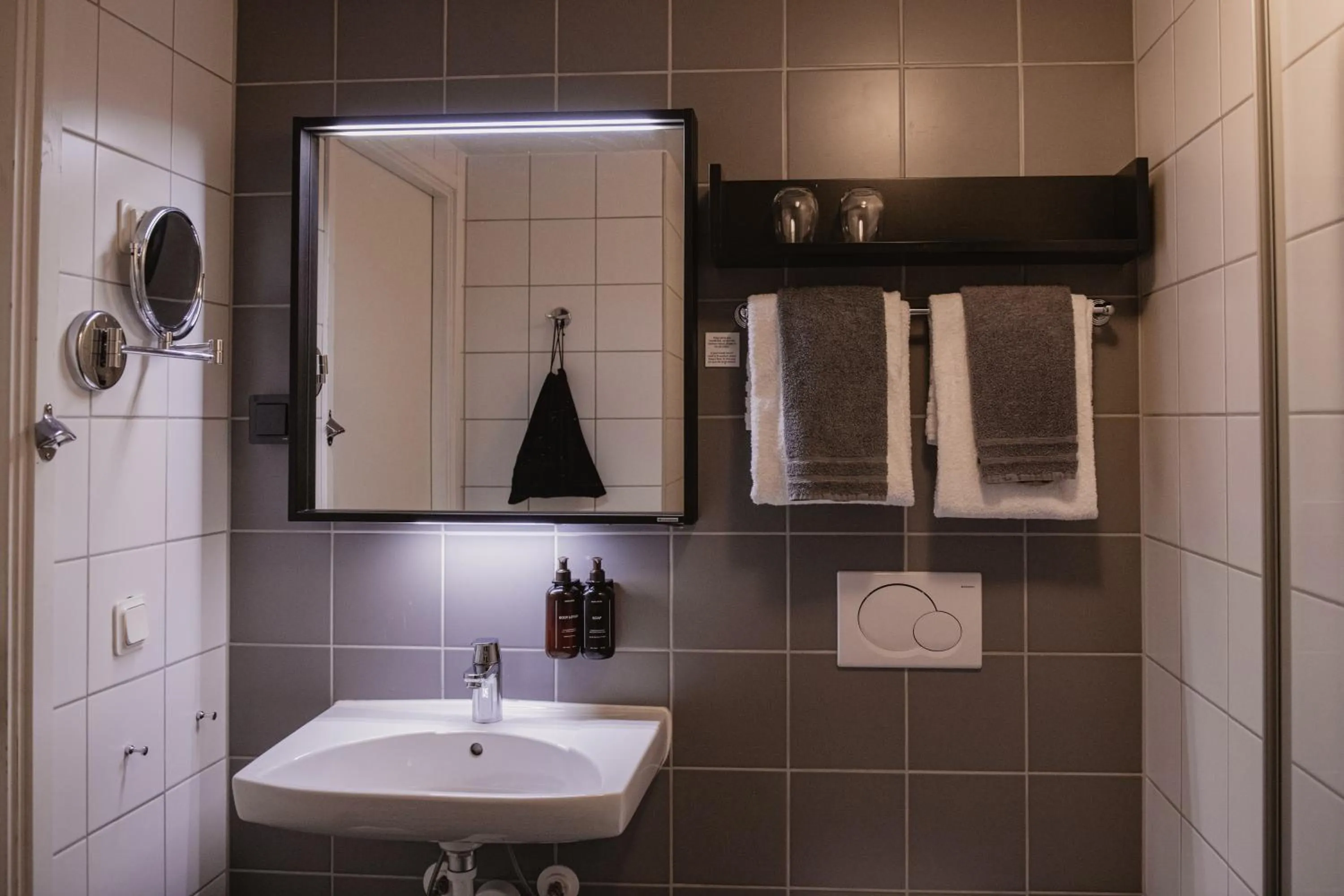 Shower in Home Hotel Odin