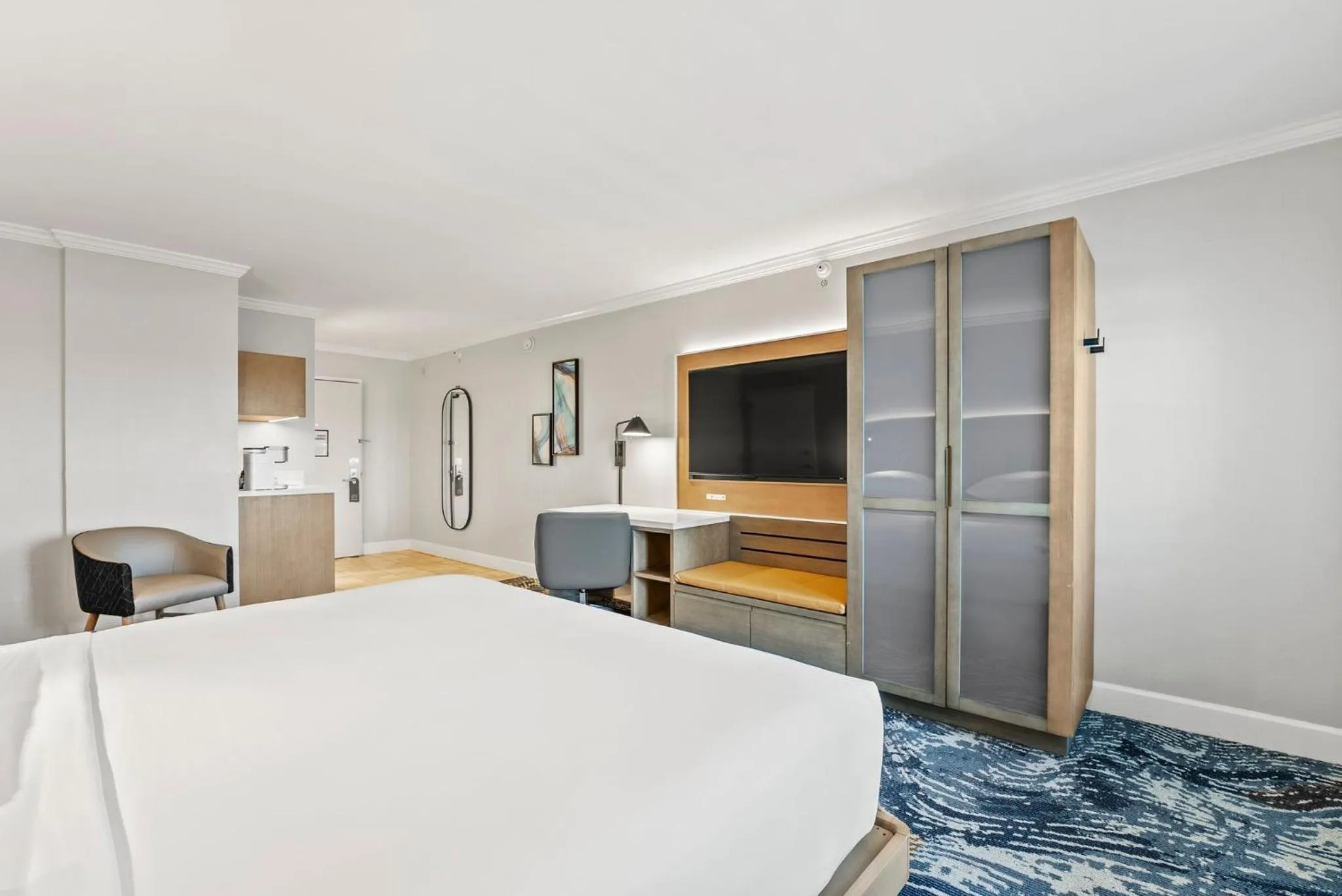 Photo of the whole room, Bed in Crowne Plaza Orlando-Downtown by IHG