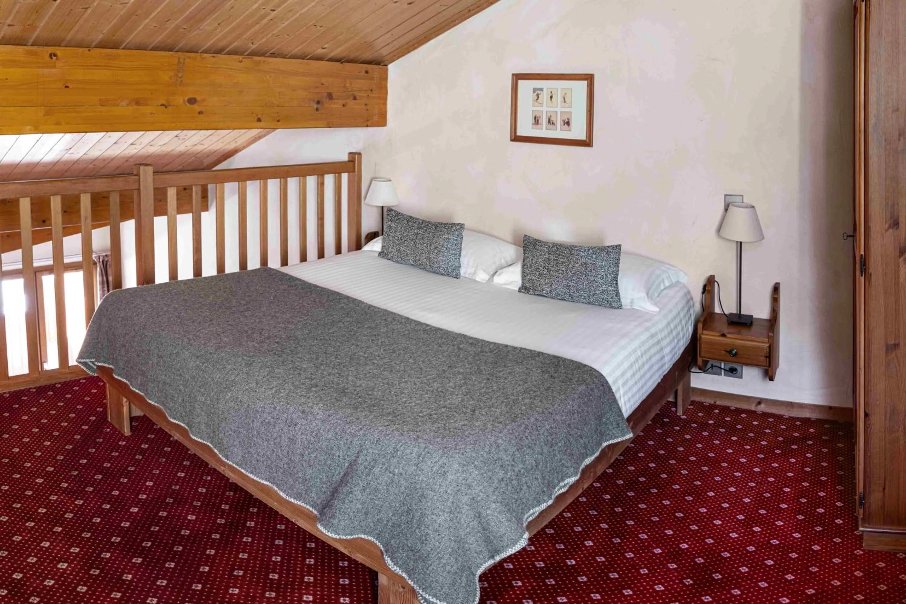 Bedroom, Bed in Hôtel Le Sherpa Val Thorens