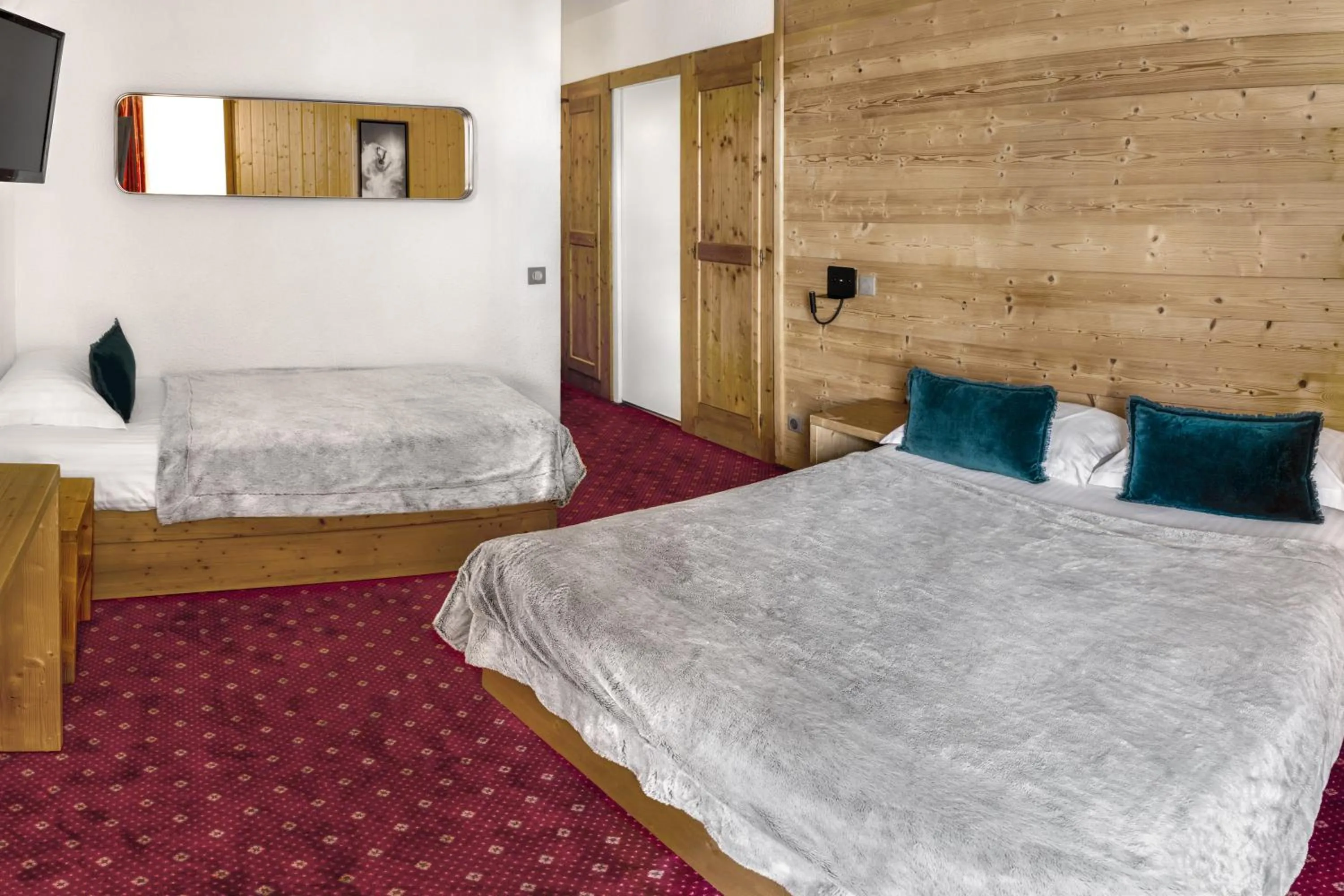 Bedroom, Bed in Hôtel Le Sherpa Val Thorens