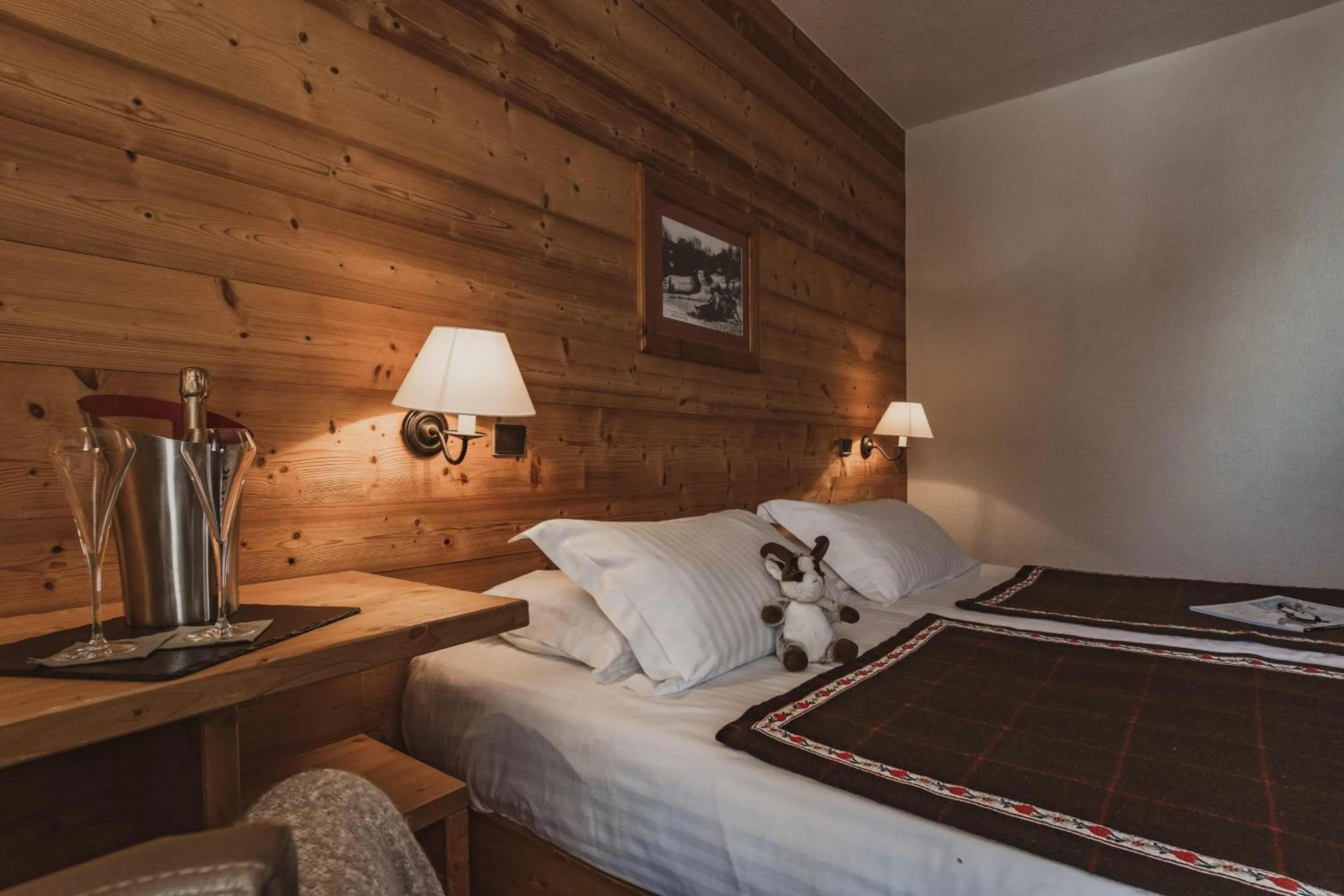 Bedroom, Bed in Hôtel Le Sherpa Val Thorens