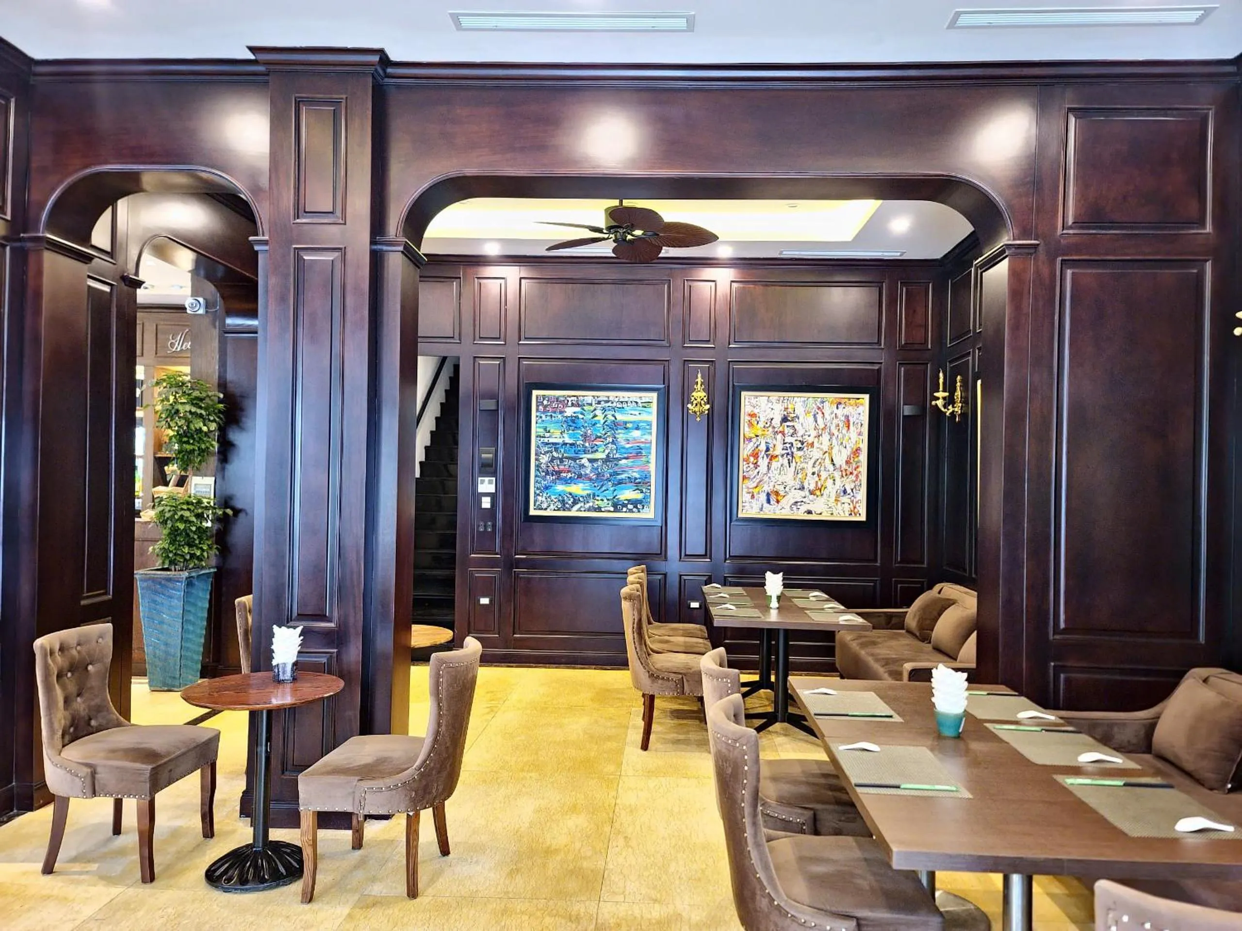 Restaurant/places to eat in Thang Long Opera Hotel