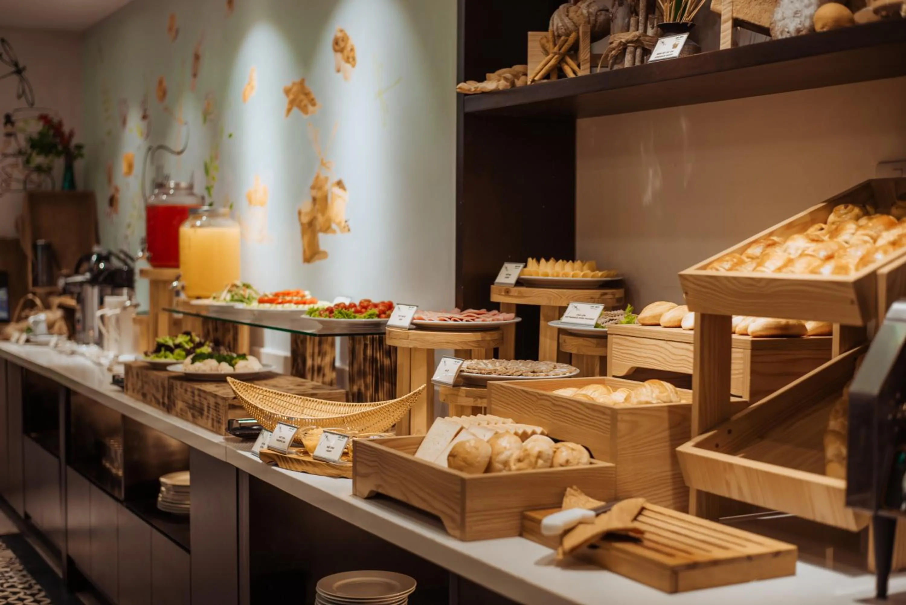 Restaurant/places to eat in Thang Long Opera Hotel