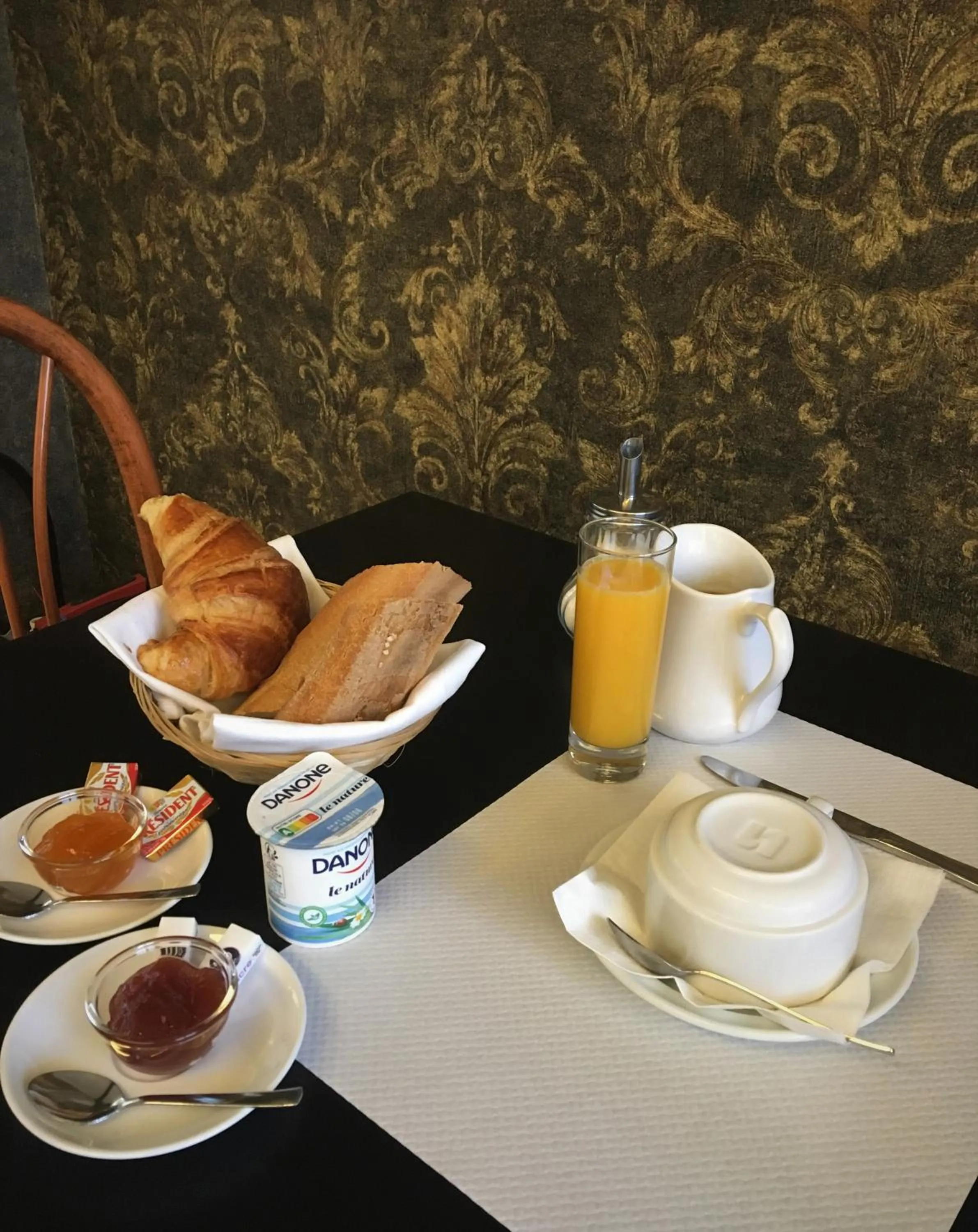 Food and drinks in Hotel Val De Saone Lyon Caluire Rillieux