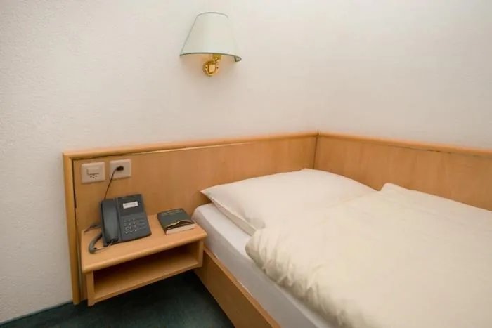 Bedroom, Bed in Gornergrat Dorf Hotel