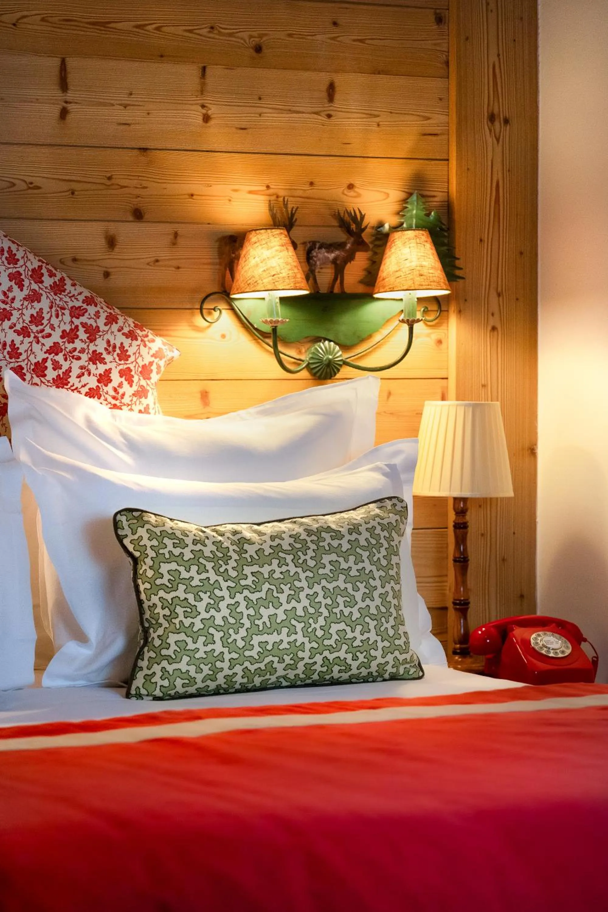 Bed in Hôtel Saint-Georges Relais & Châteaux