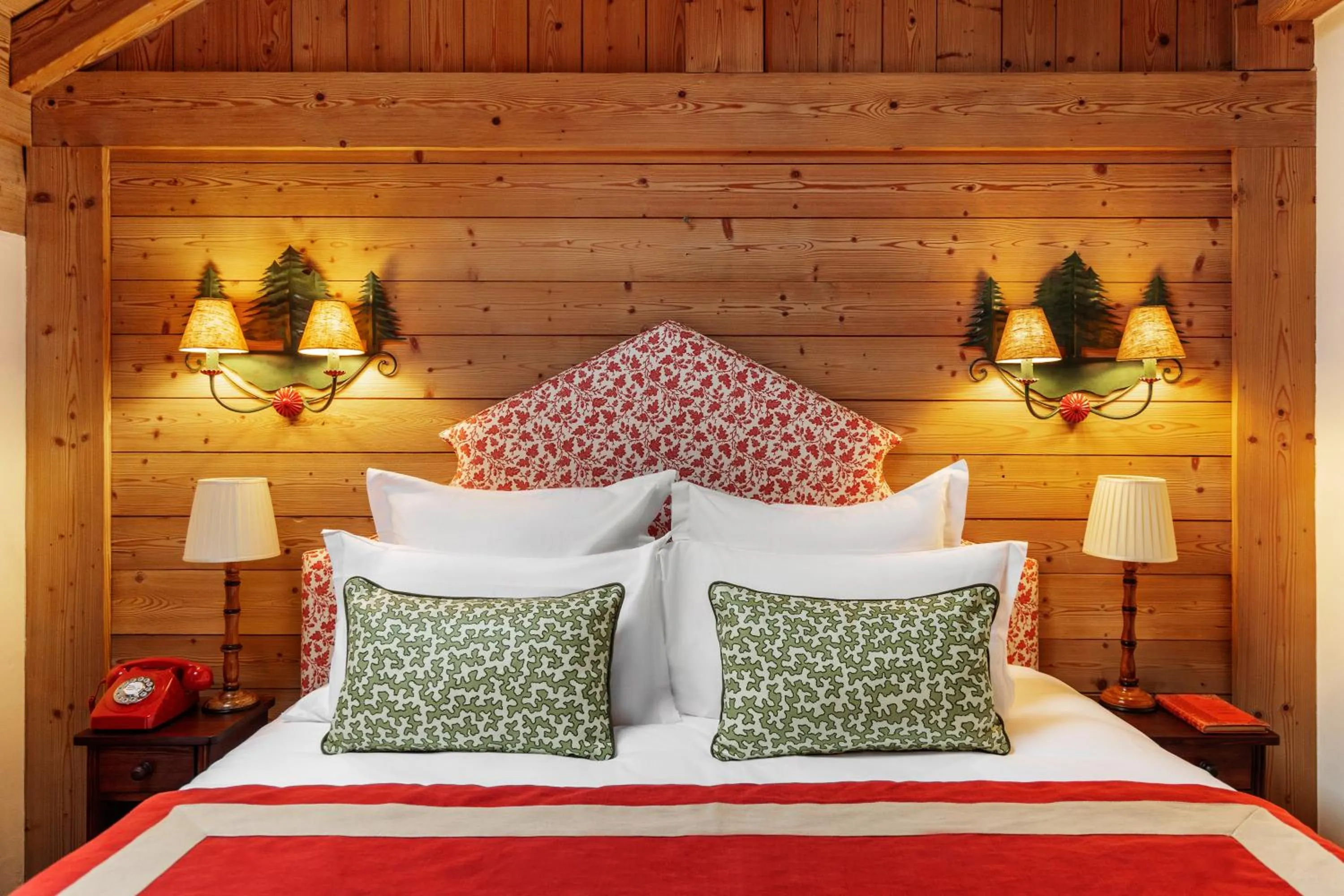 Bed in Hôtel Saint-Georges Relais & Châteaux