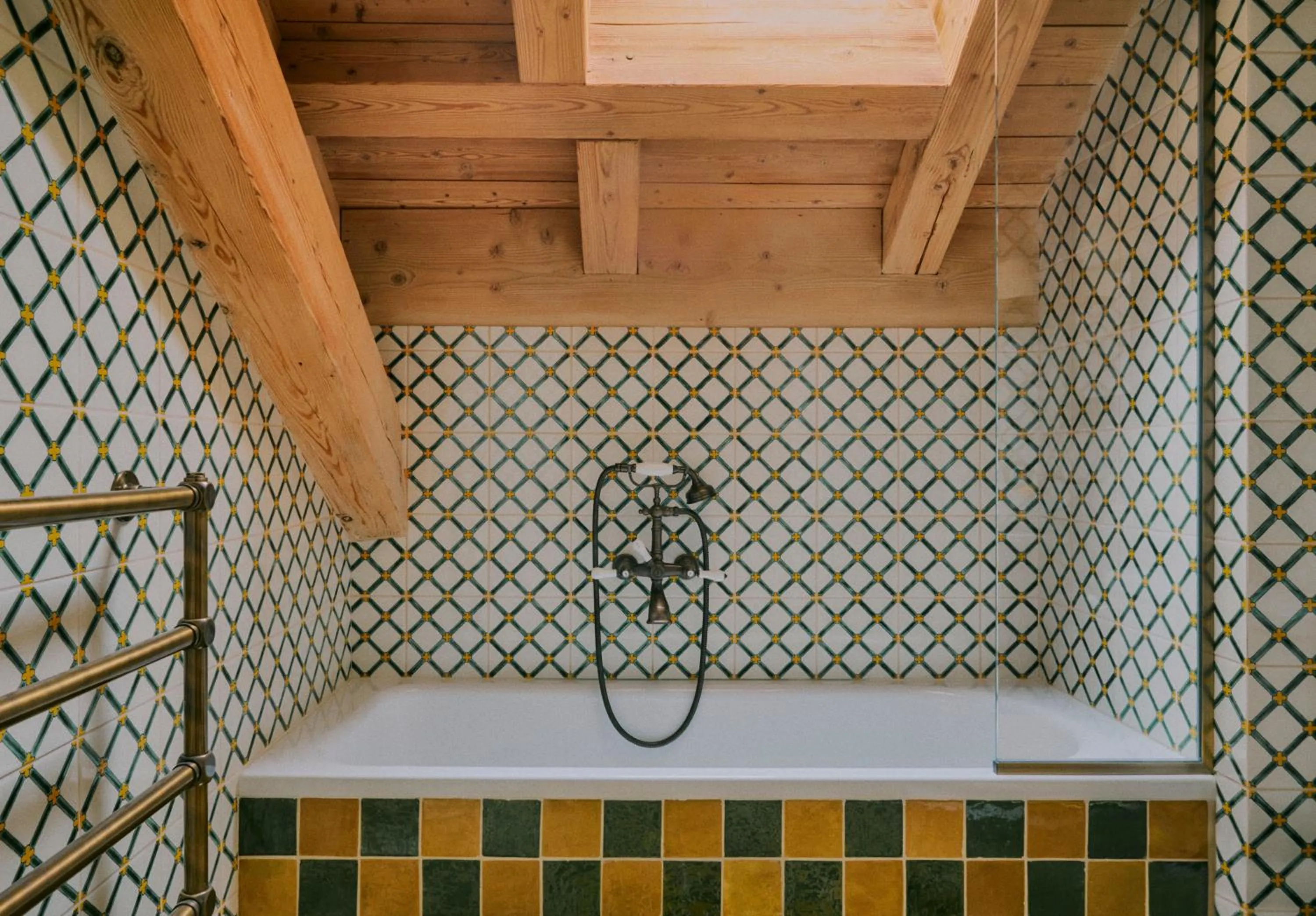 Shower in Hôtel Saint-Georges Relais & Châteaux