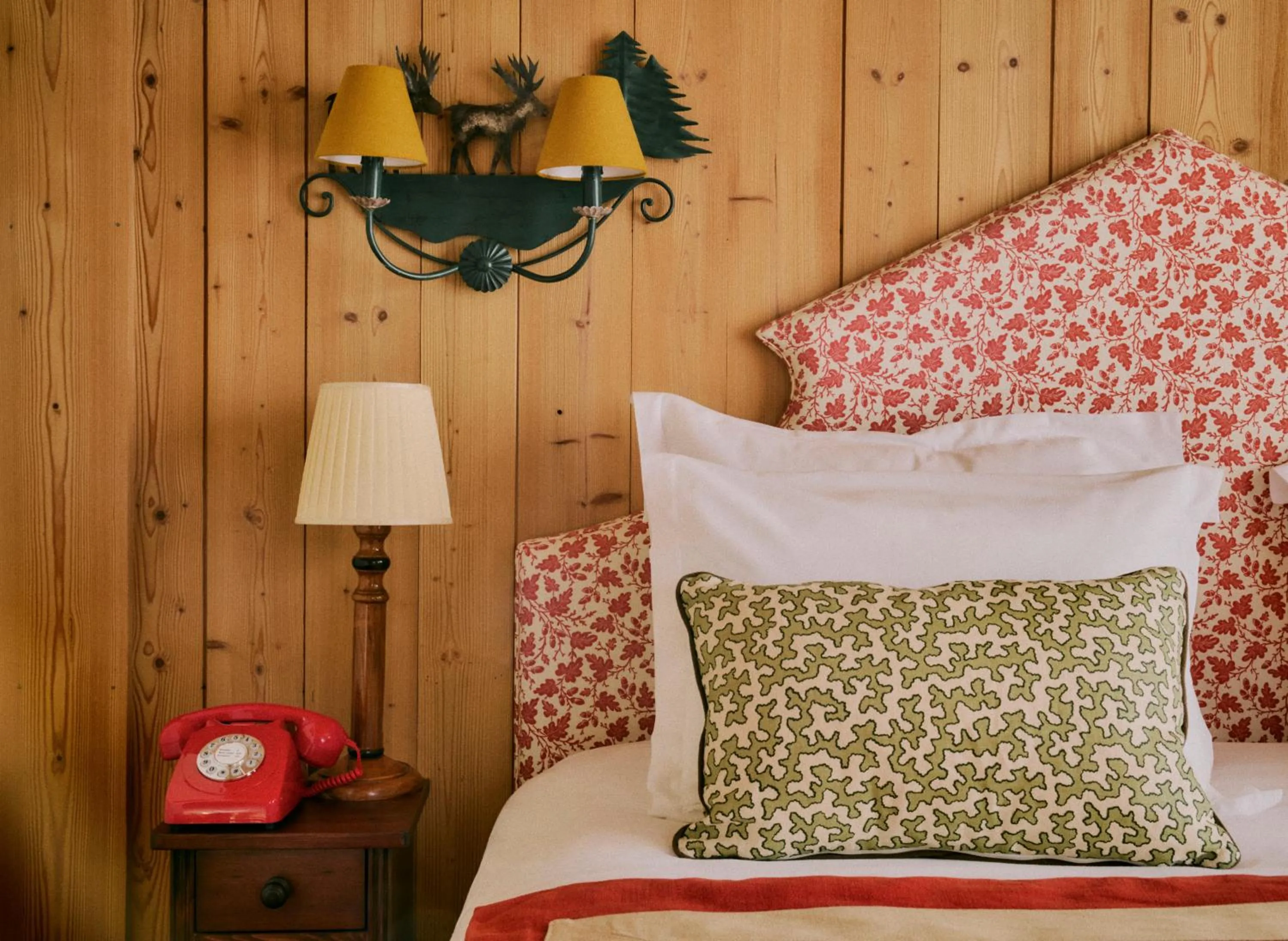 Bed in Hôtel Saint-Georges Relais & Châteaux