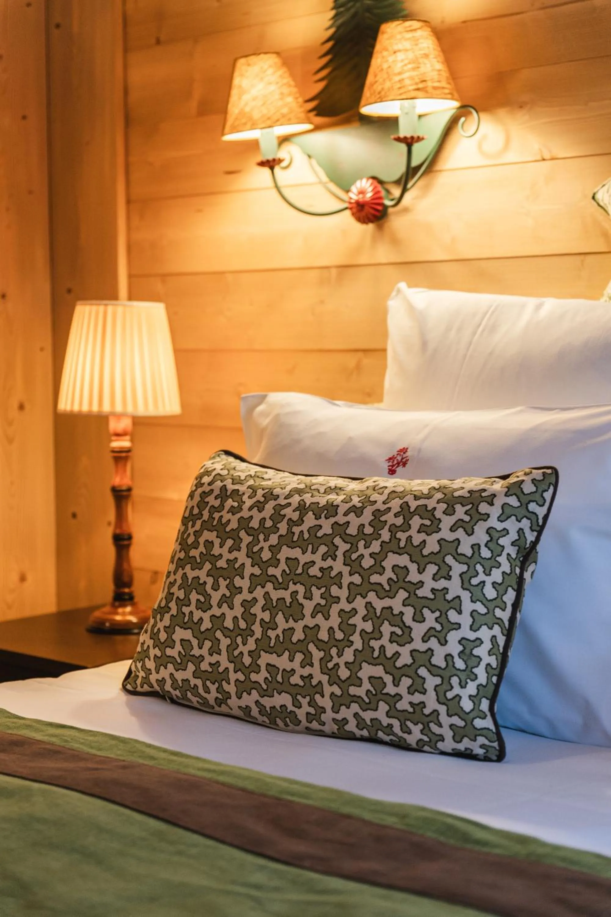 Bed in Hôtel Saint-Georges Relais & Châteaux