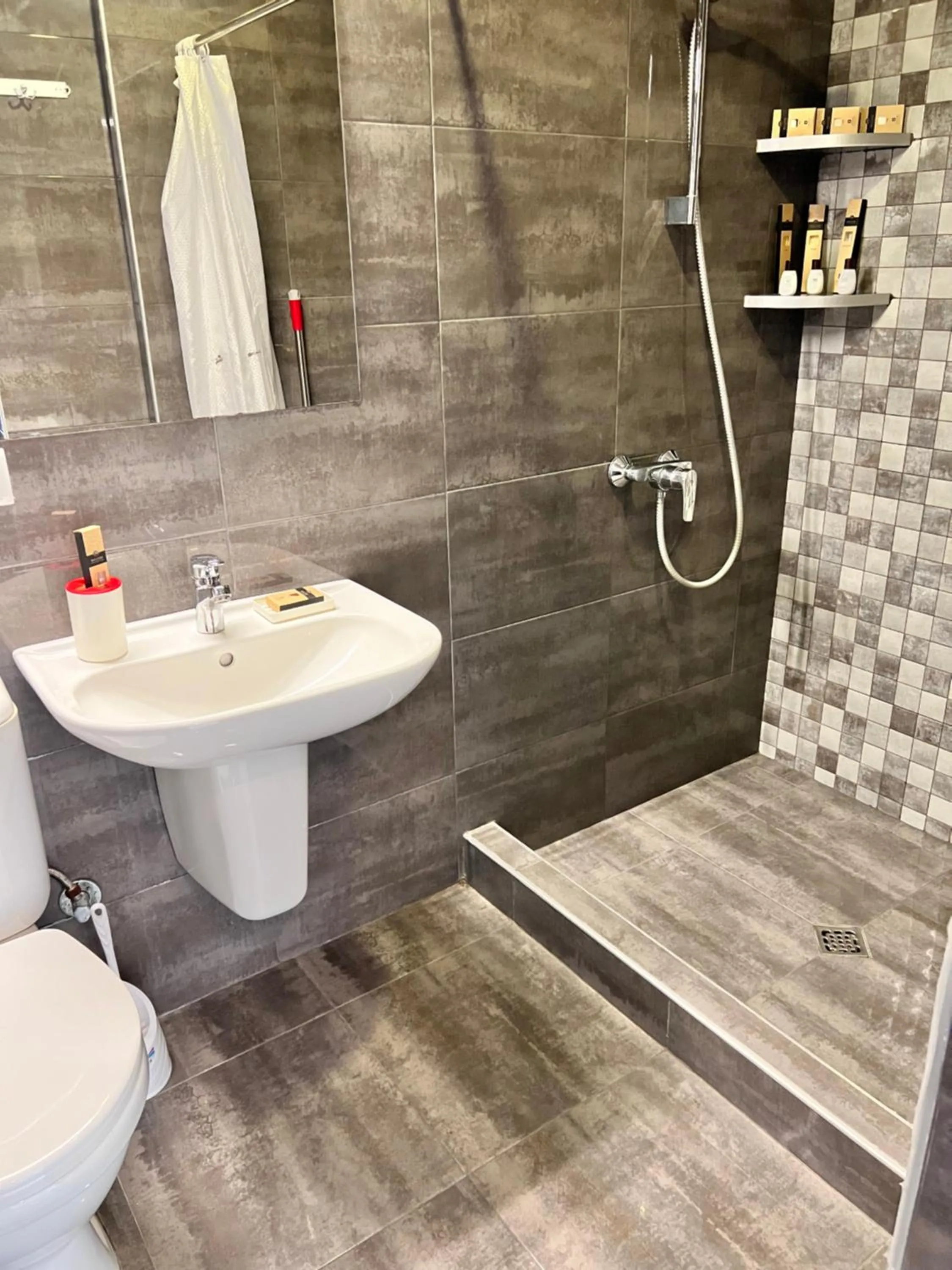 Bathroom in GNS Hotel