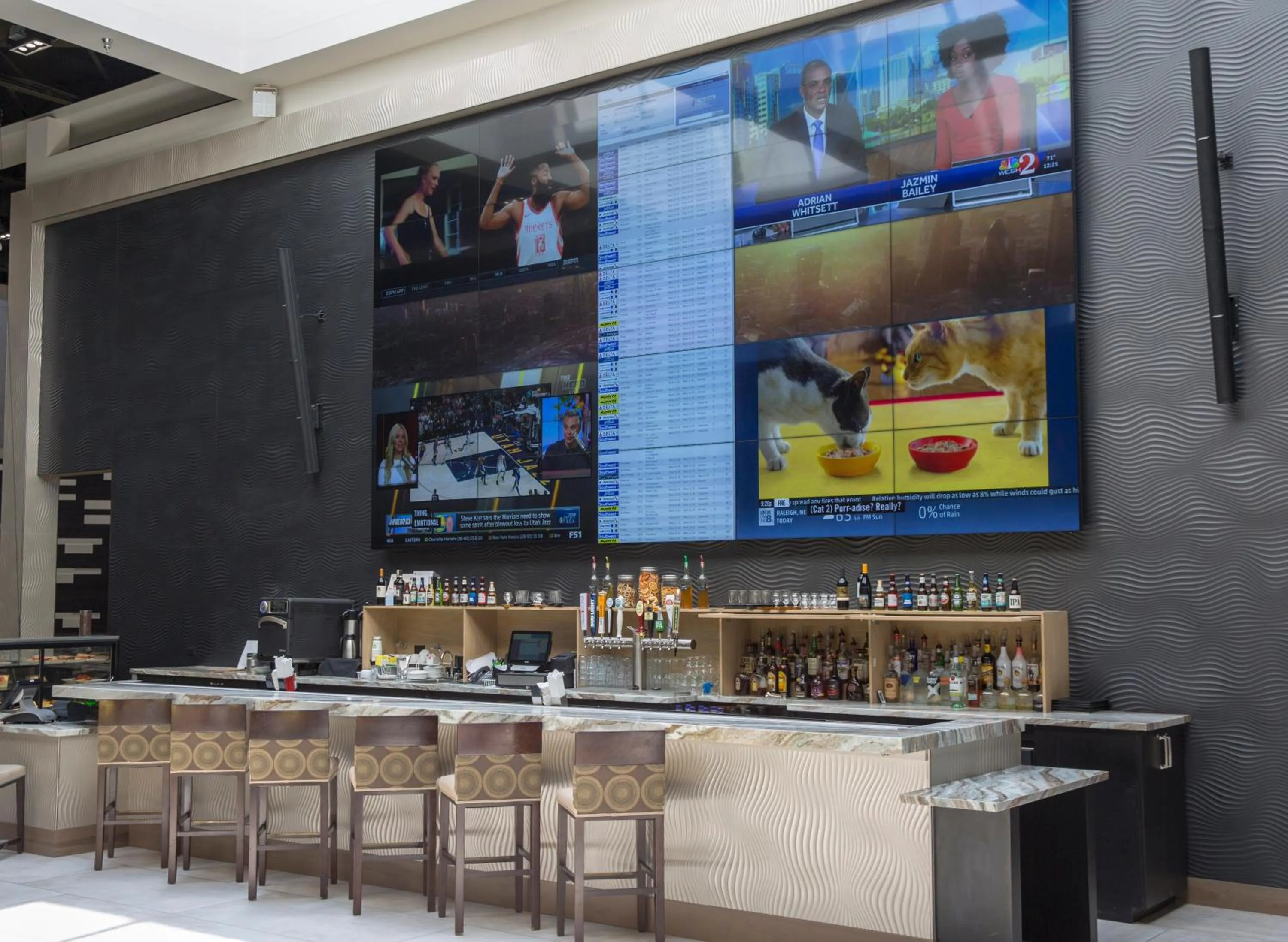 Lounge or bar in Holiday Inn Orlando International Airport by IHG