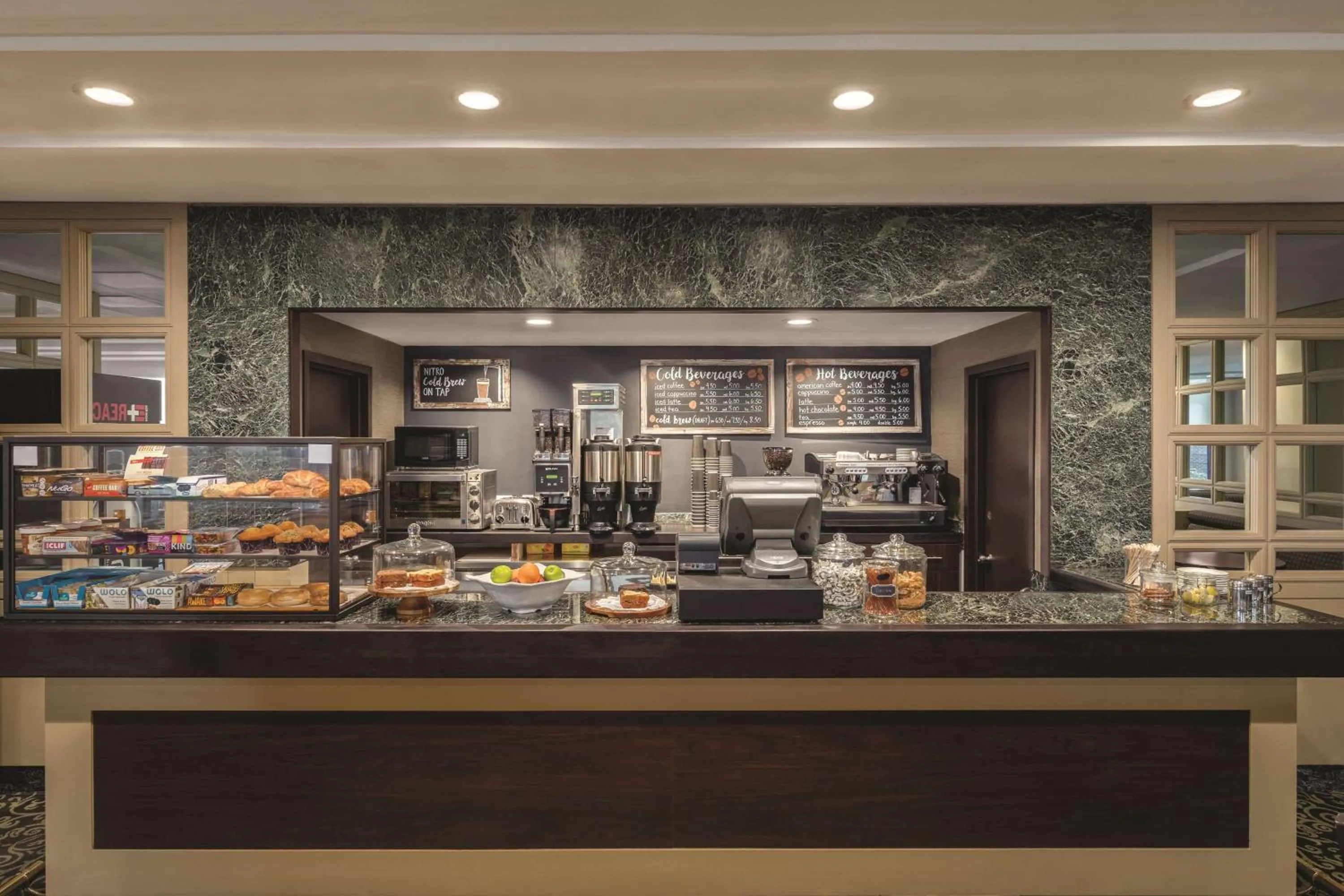 Restaurant/places to eat in DoubleTree by Hilton New York-LaGuardia