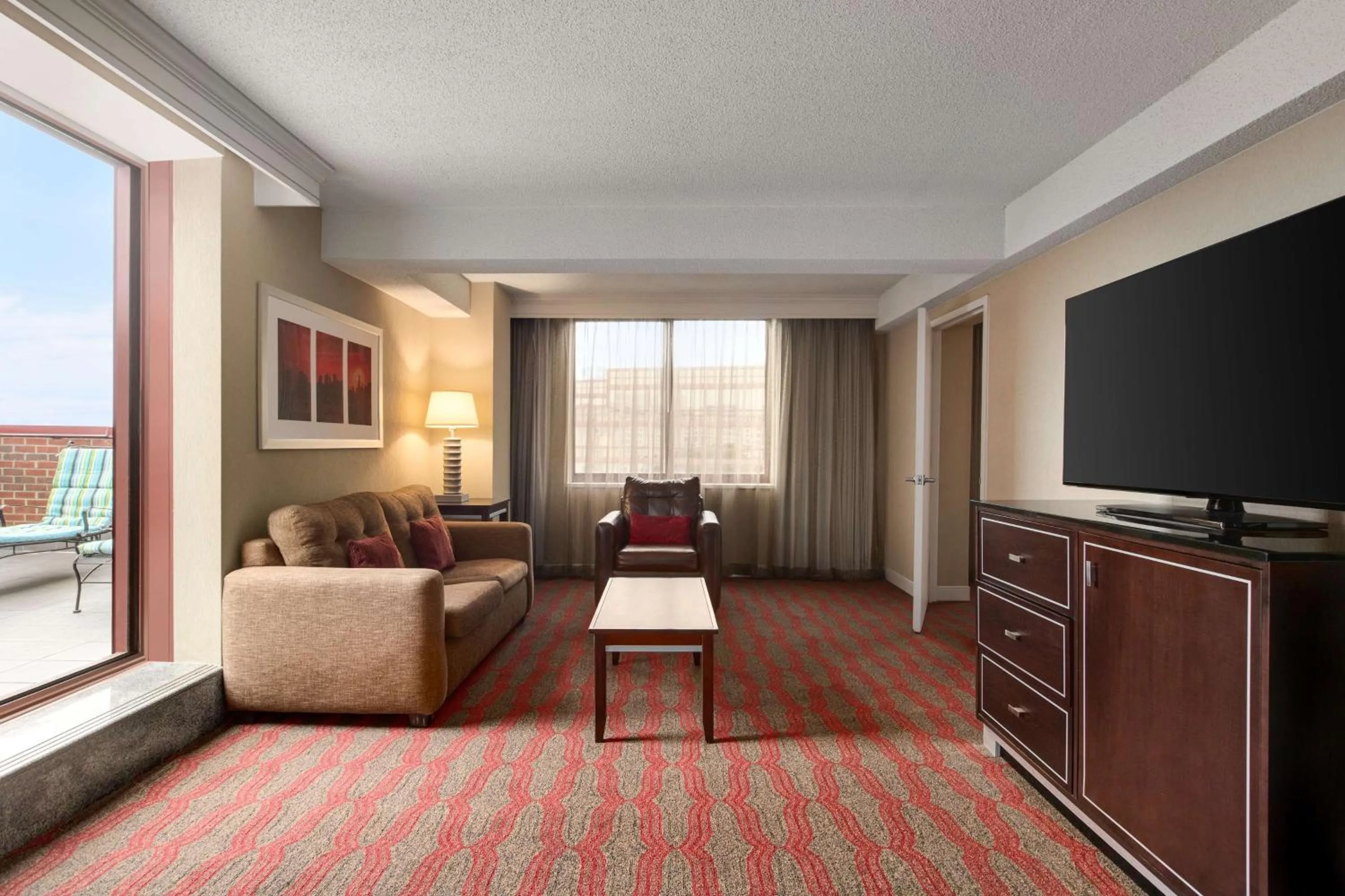Living room in DoubleTree by Hilton New York-LaGuardia