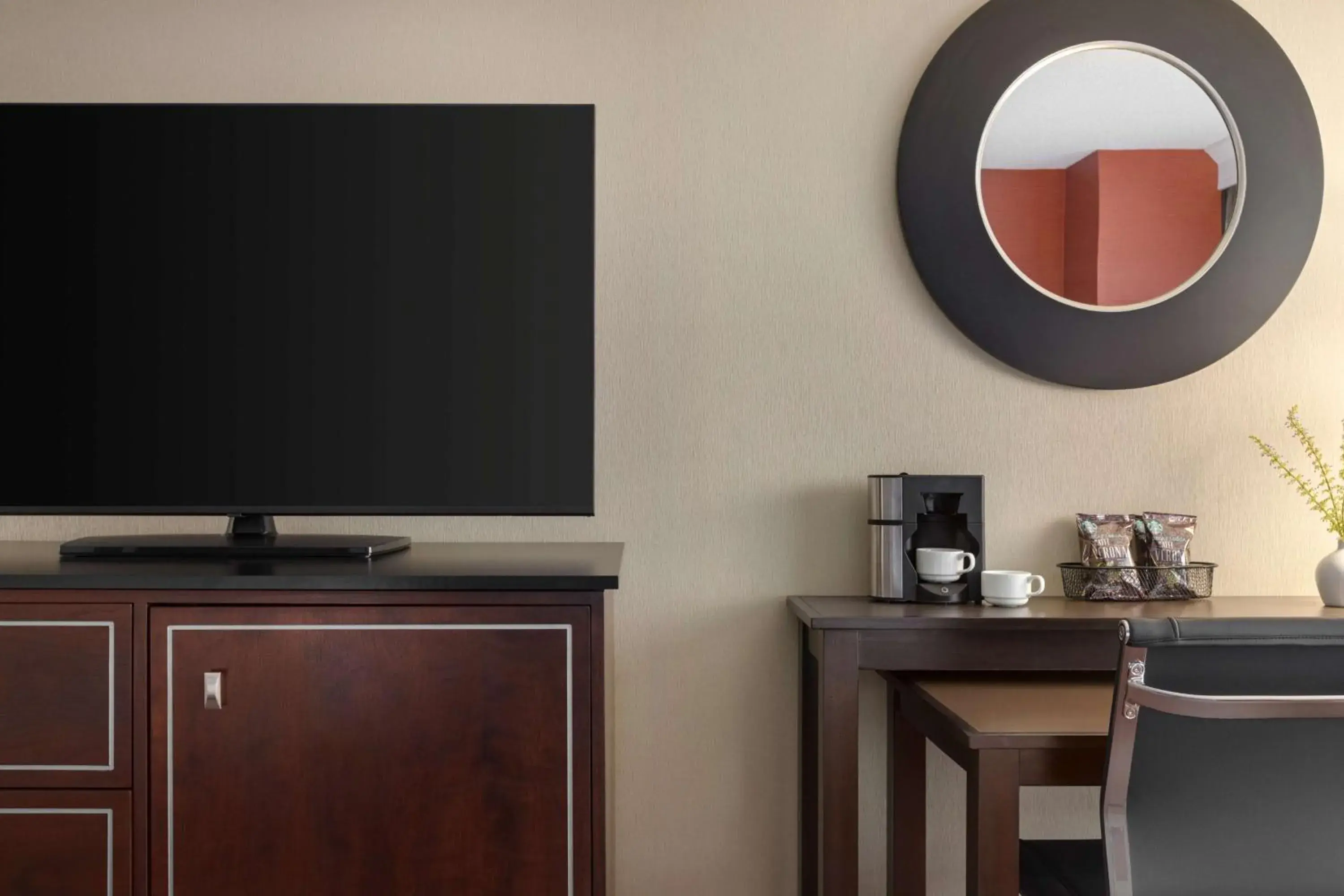 King Room with Roll-In Shower - Mobility Accessible in DoubleTree by Hilton New York-LaGuardia King Room with Roll-In Shower - Mobility Accessible in DoubleTree by Hilton New York-LaGuardia