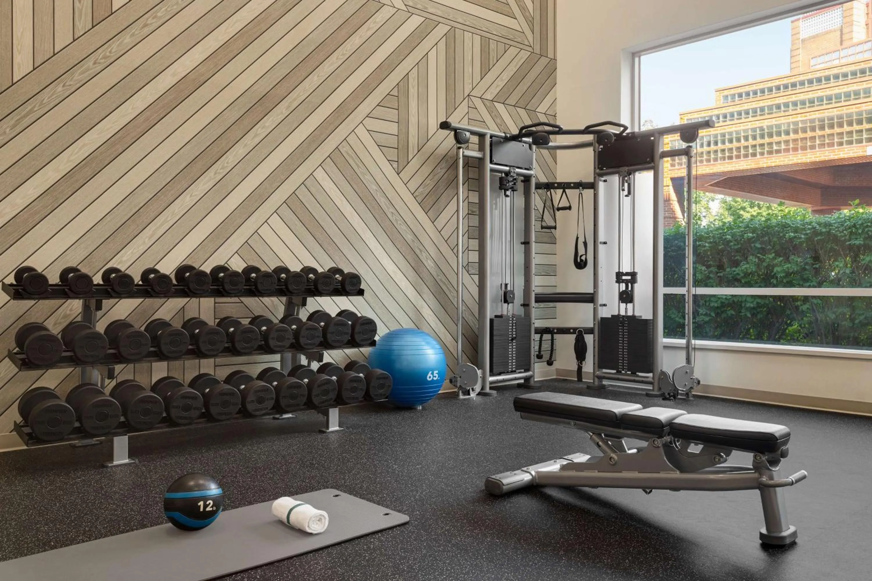Fitness centre/facilities in DoubleTree by Hilton New York-LaGuardia