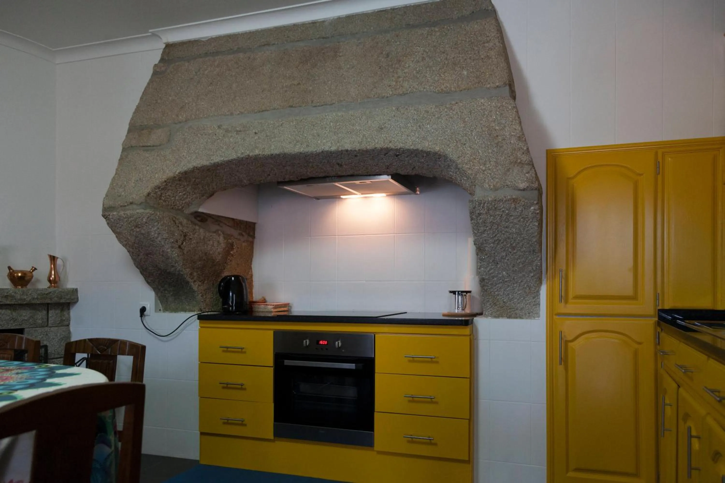 Communal kitchen in Casa das Origens