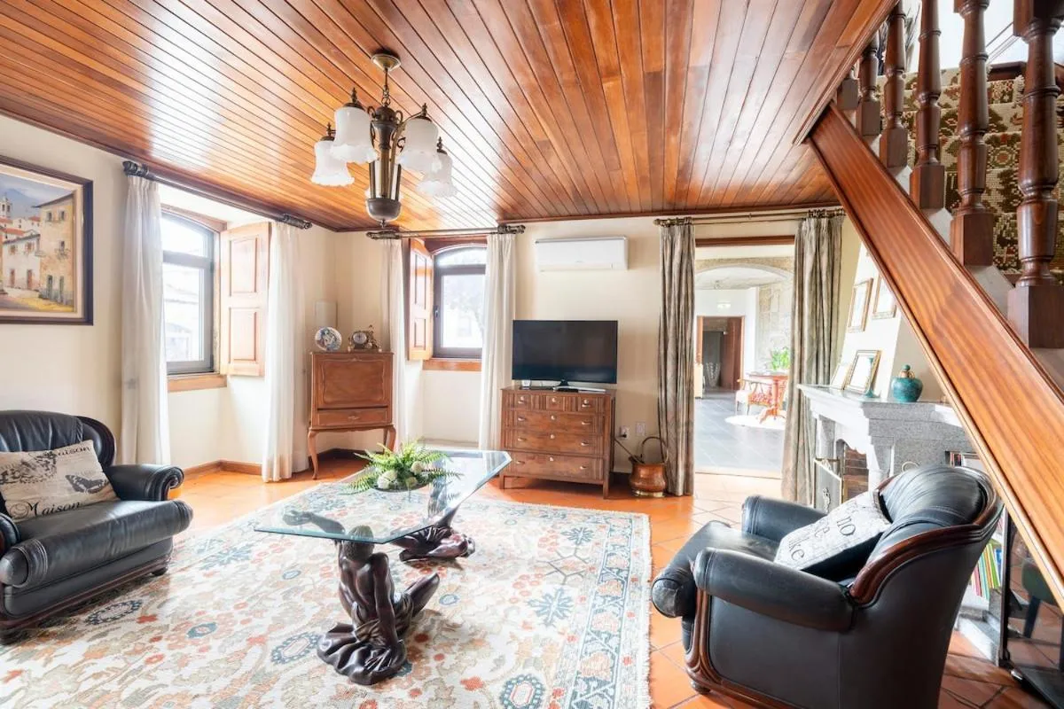 Communal lounge/ TV room in Casa das Origens