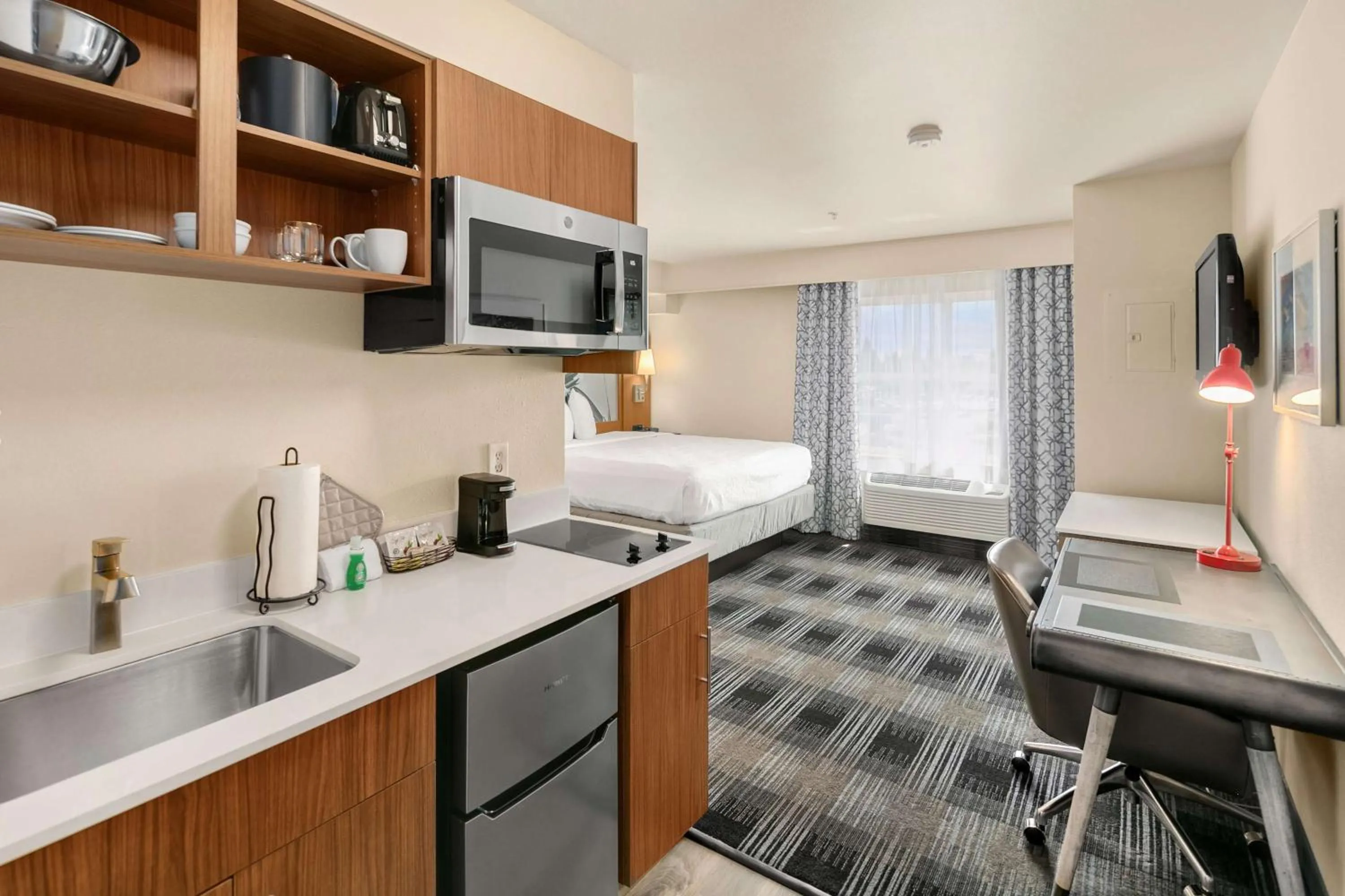 Kitchen or kitchenette, Bed in Executive Residency by Best Western Navigator Inn & Suites