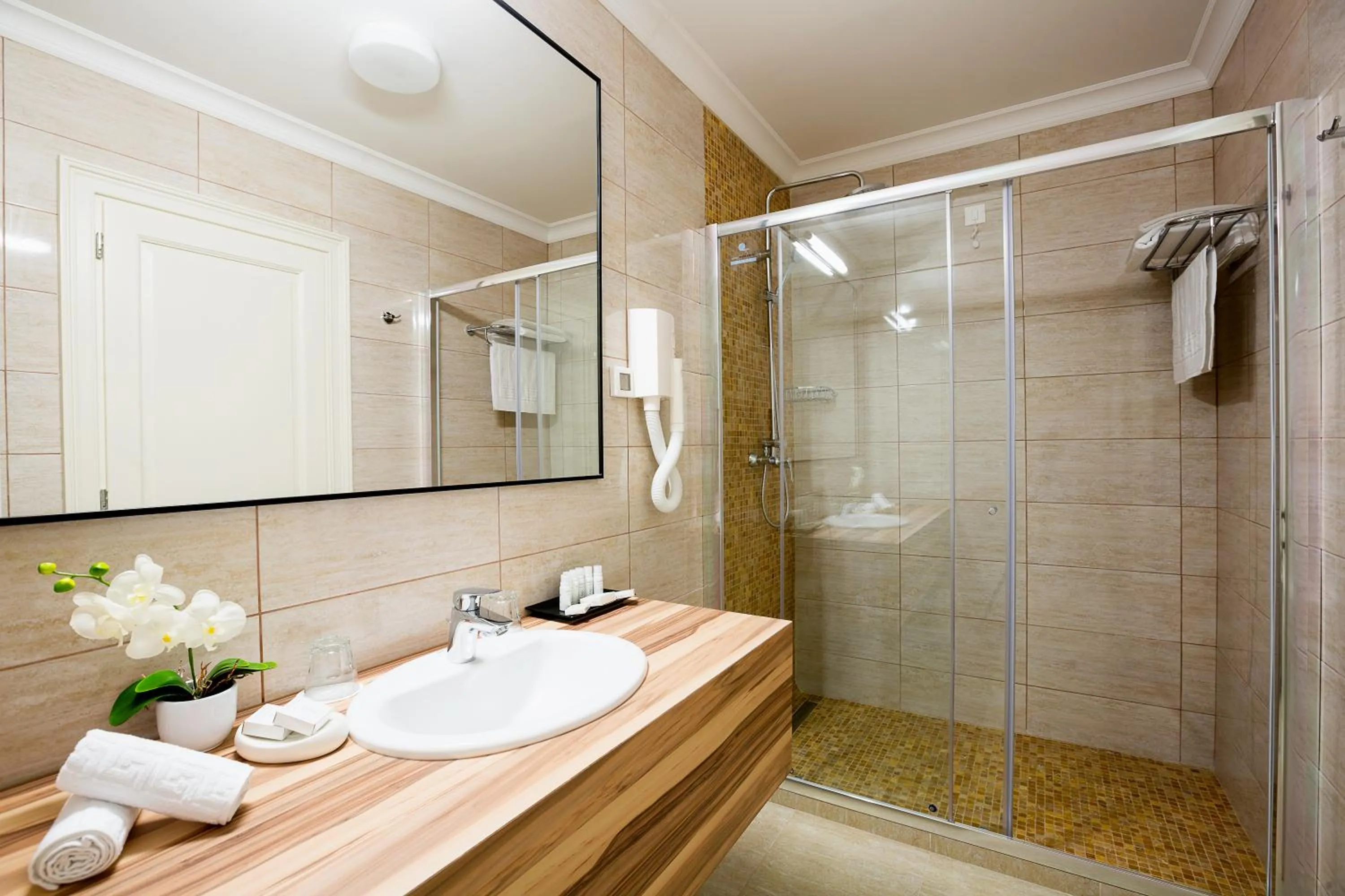 Photo of the whole room in Hotel Saint Germain