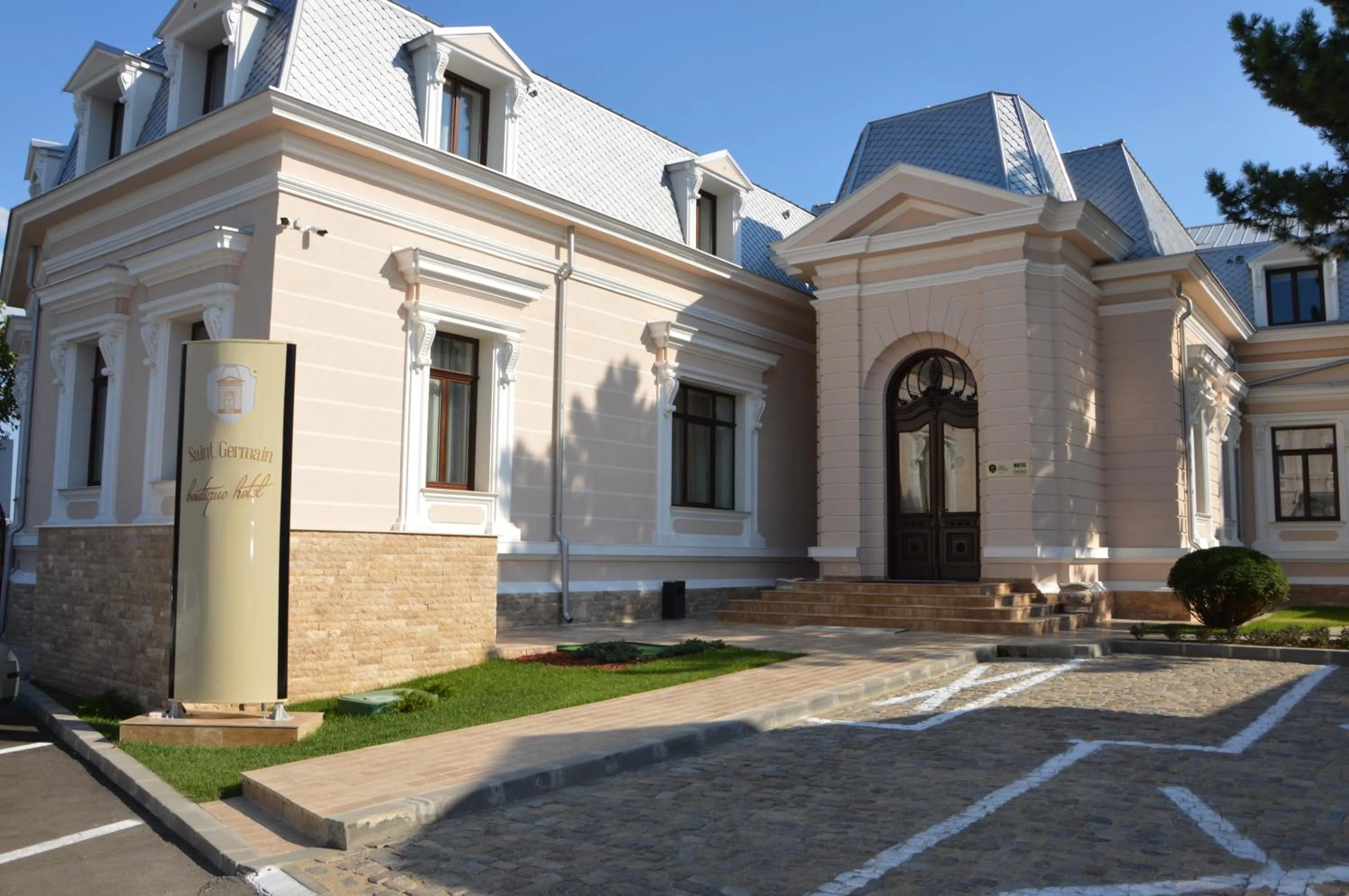 Facade/entrance in Hotel Saint Germain