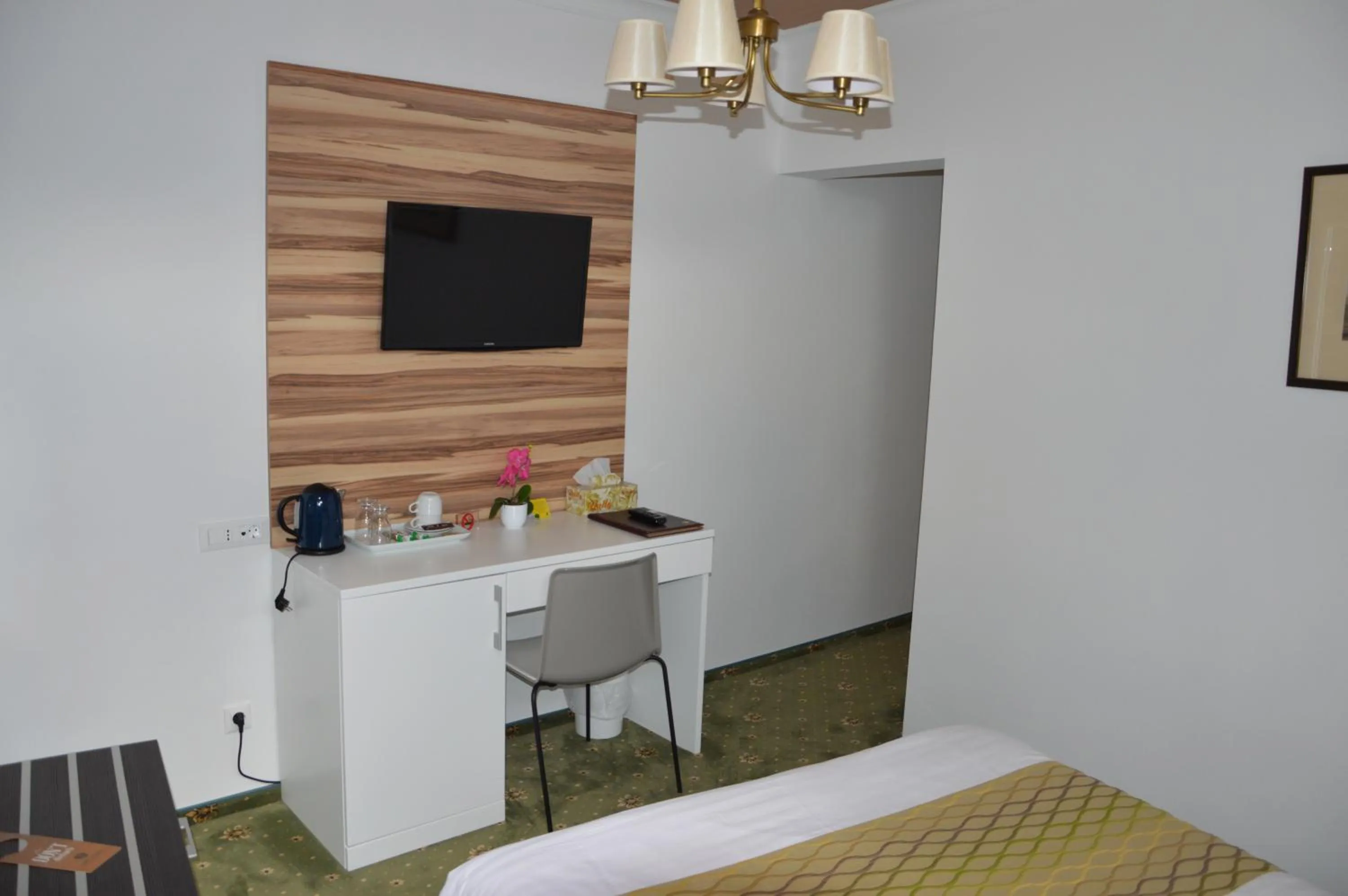 Photo of the whole room in Hotel Saint Germain