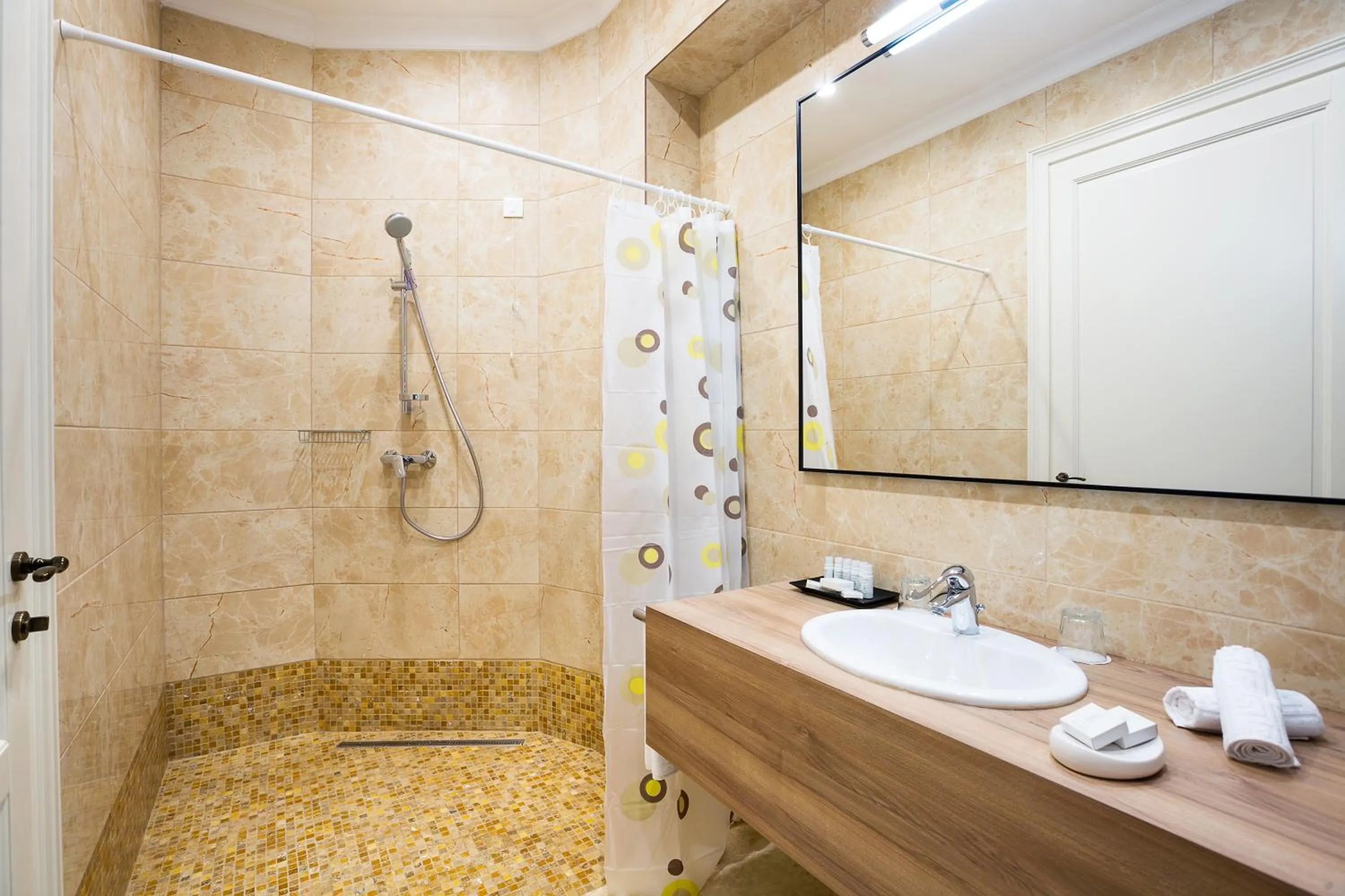 Photo of the whole room in Hotel Saint Germain