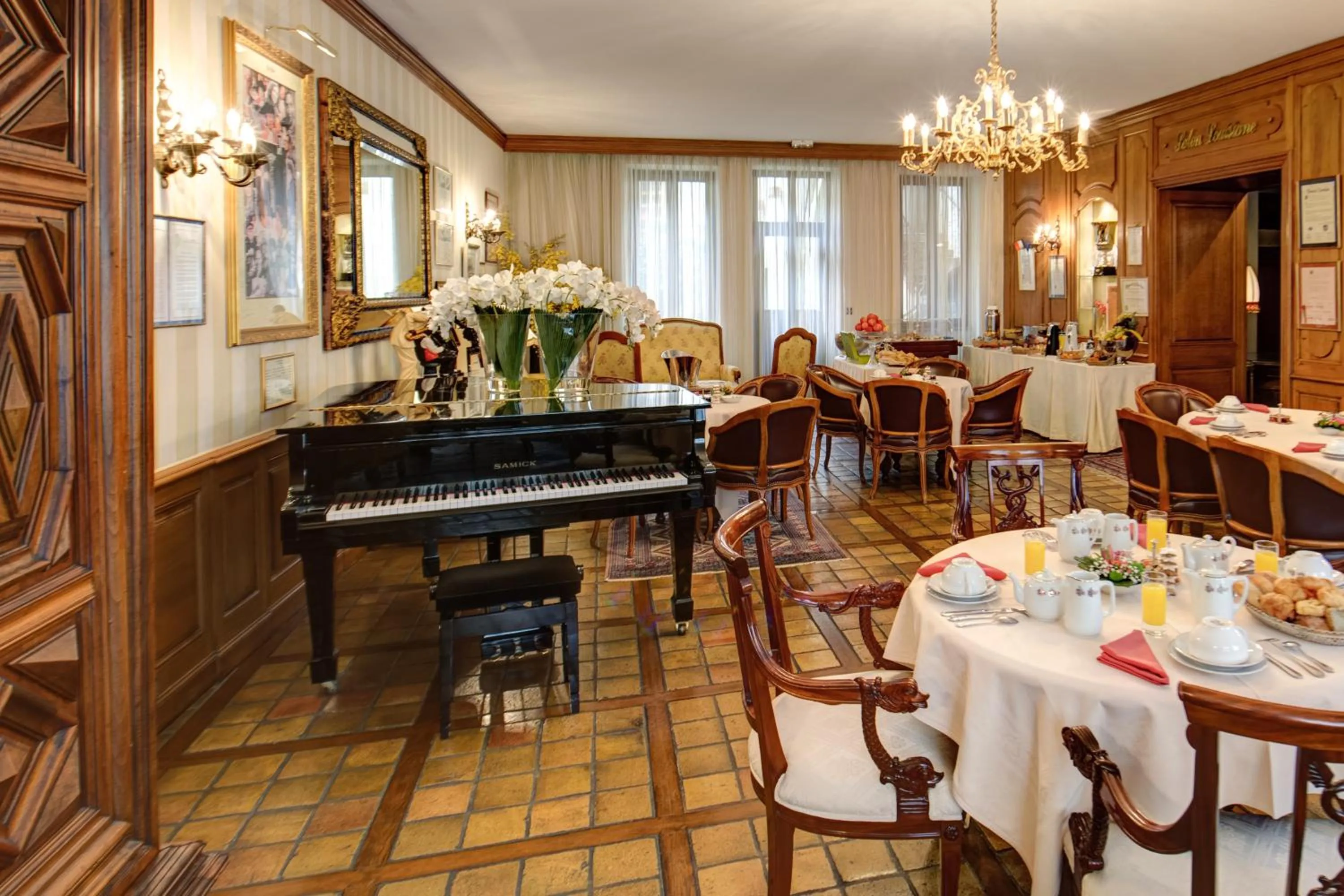 Lounge or bar in Hôtel Le Cep & Spa